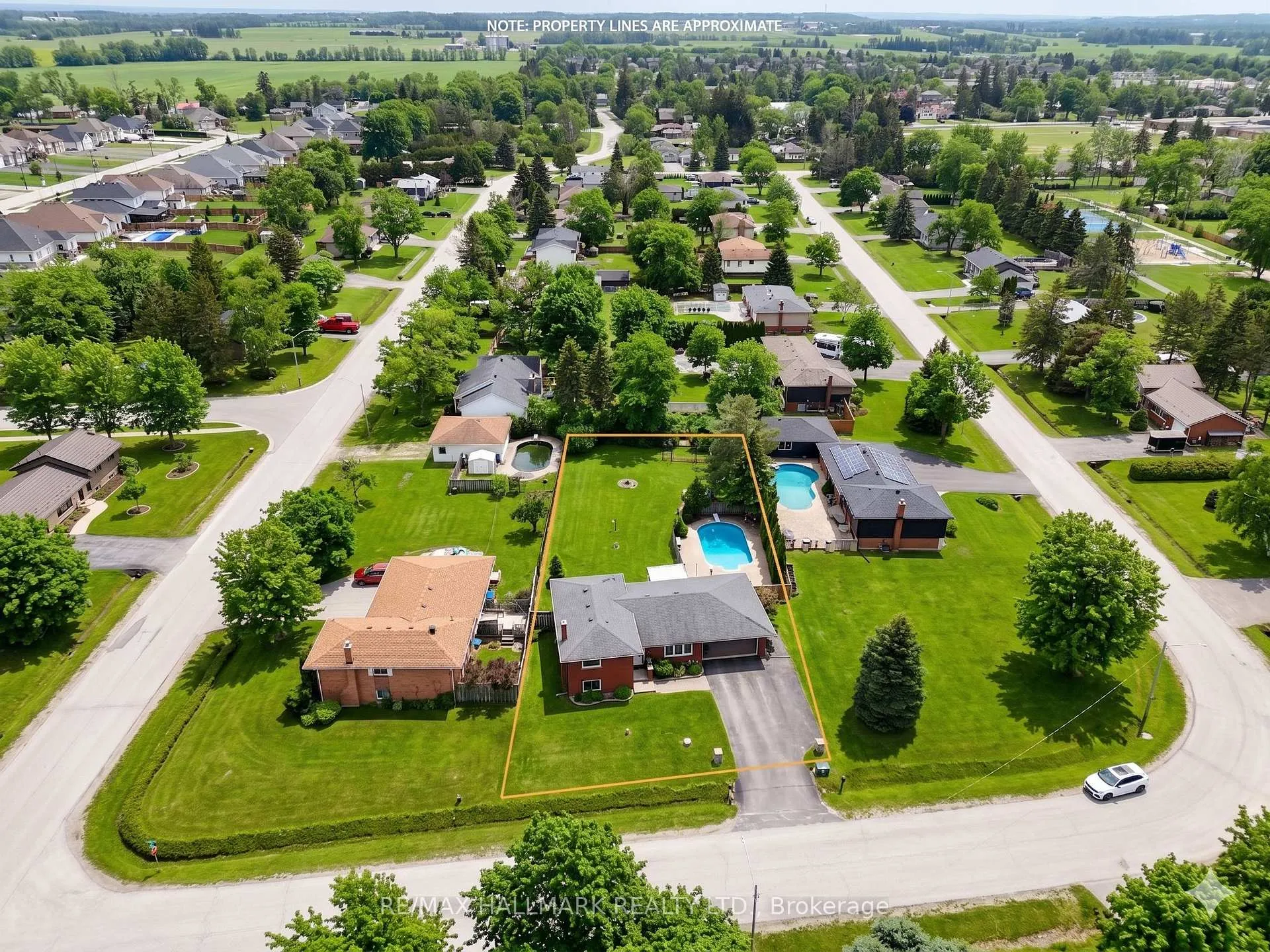 Photo 2 of 215 Parkside Crescent, Innisfil, Stroud — HOMEH