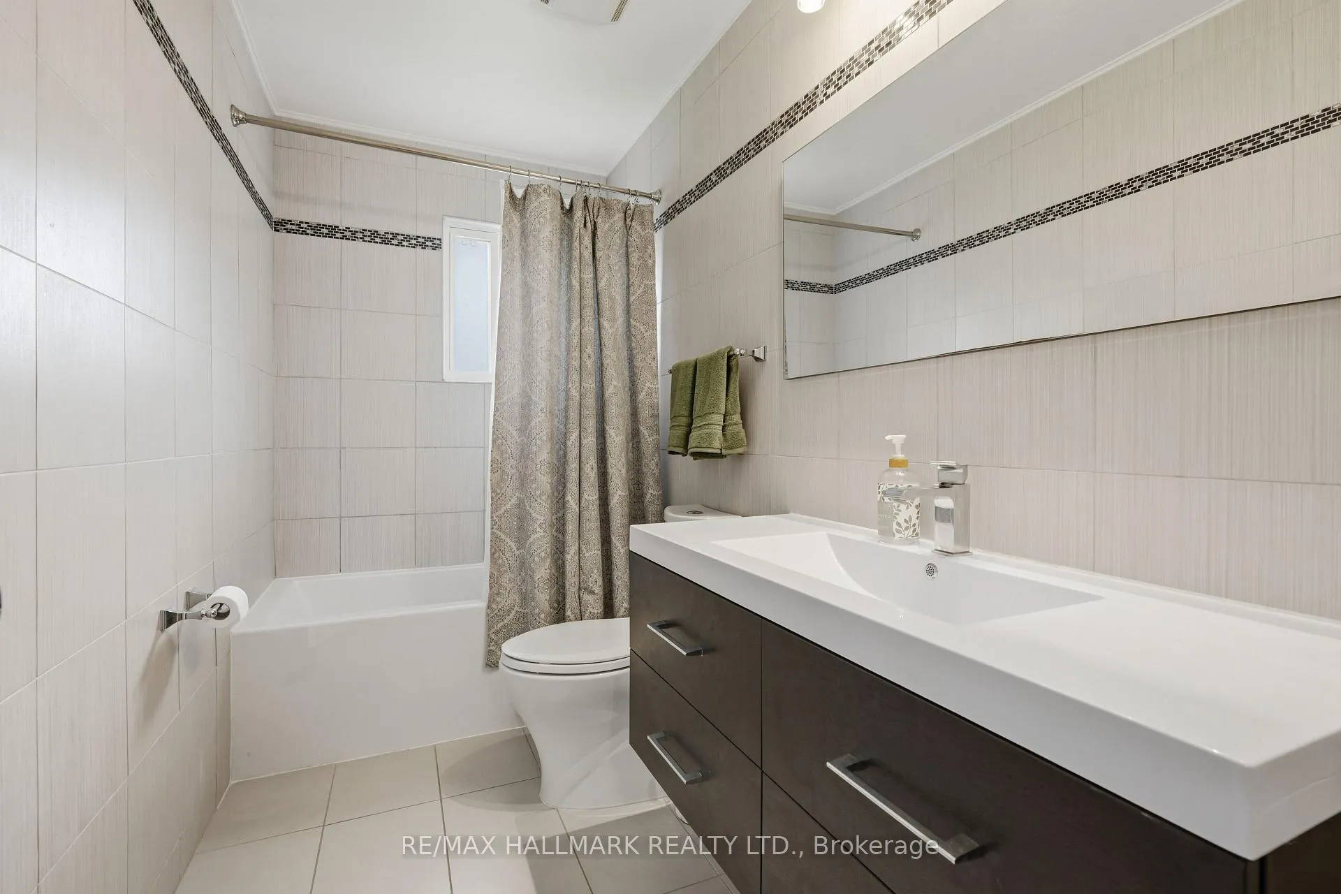 Photo 20 of 215 Parkside Crescent, Innisfil, Stroud — HOMEH