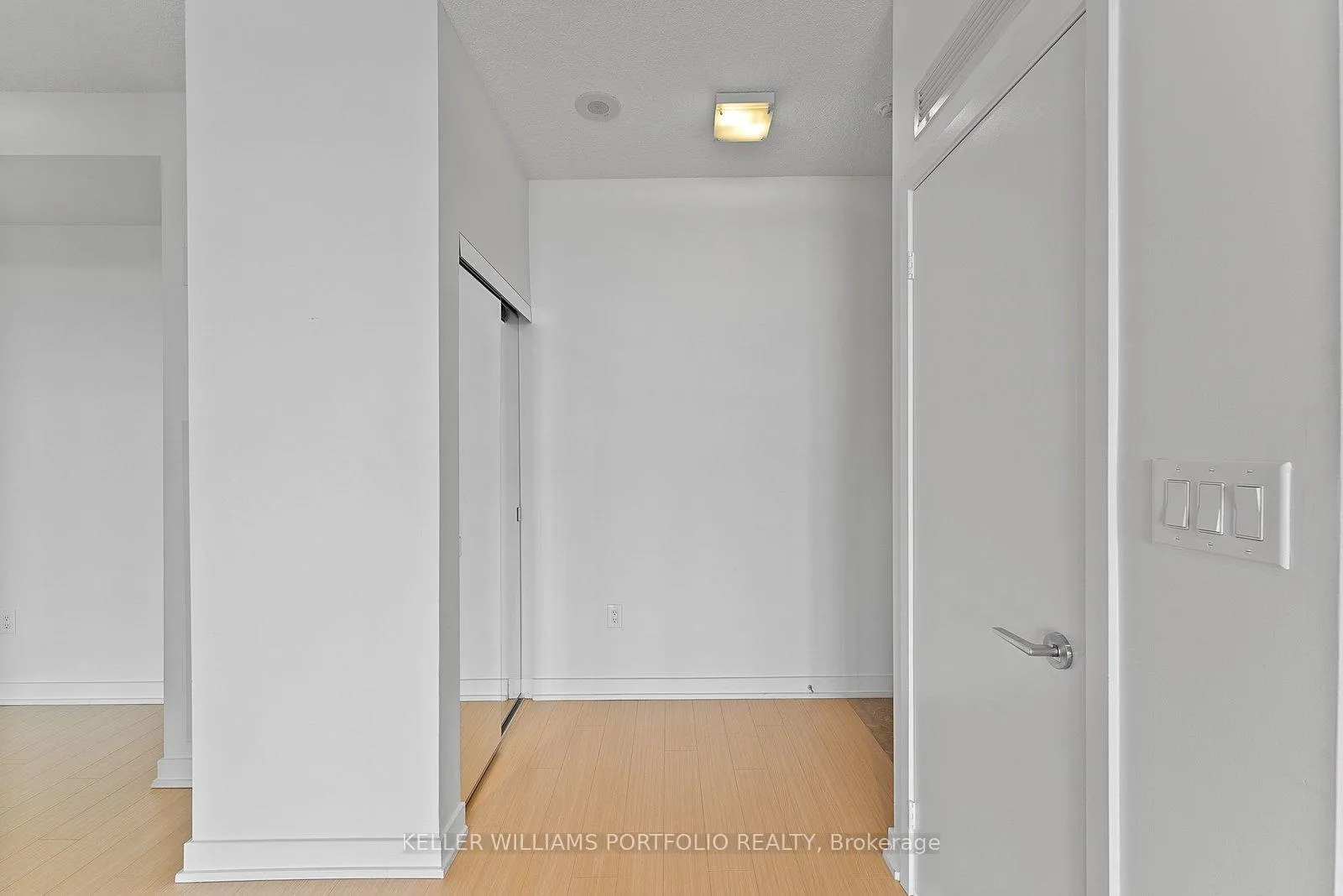Photo 4 of Unit 3916, 15 Iceboat Terrace, Toronto, Waterfront Communities — HOMEH