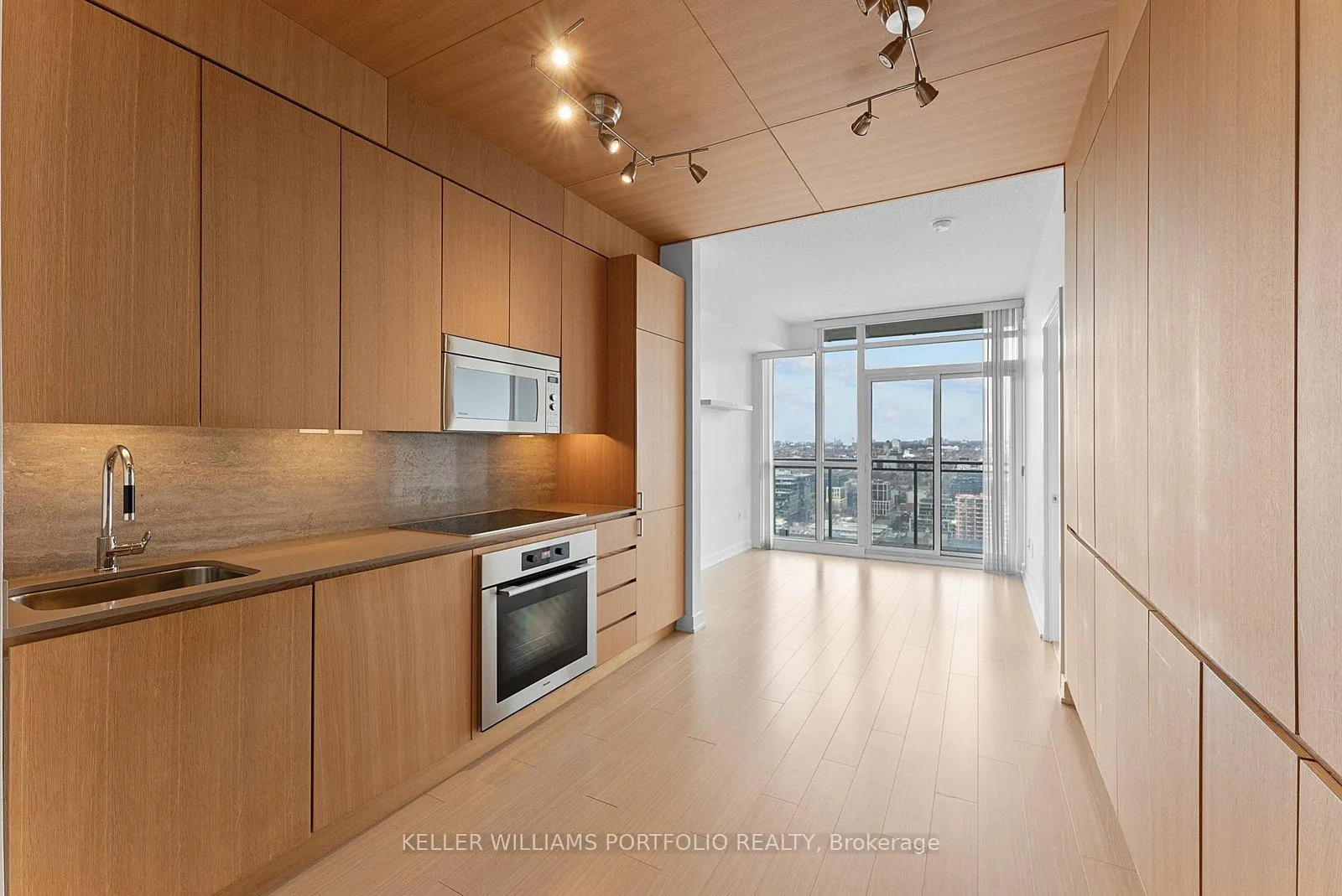 Photo 6 of Unit 3916, 15 Iceboat Terrace, Toronto, Waterfront Communities — HOMEH