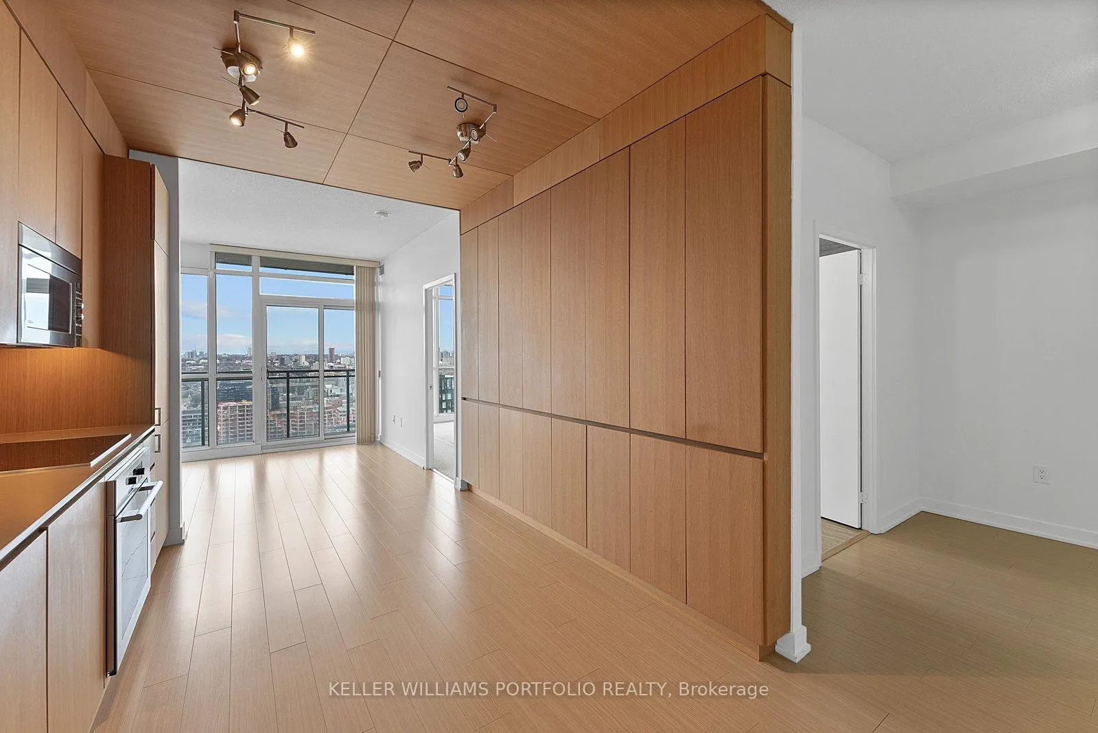 Photo 7 of Unit 3916, 15 Iceboat Terrace, Toronto, Waterfront Communities — HOMEH