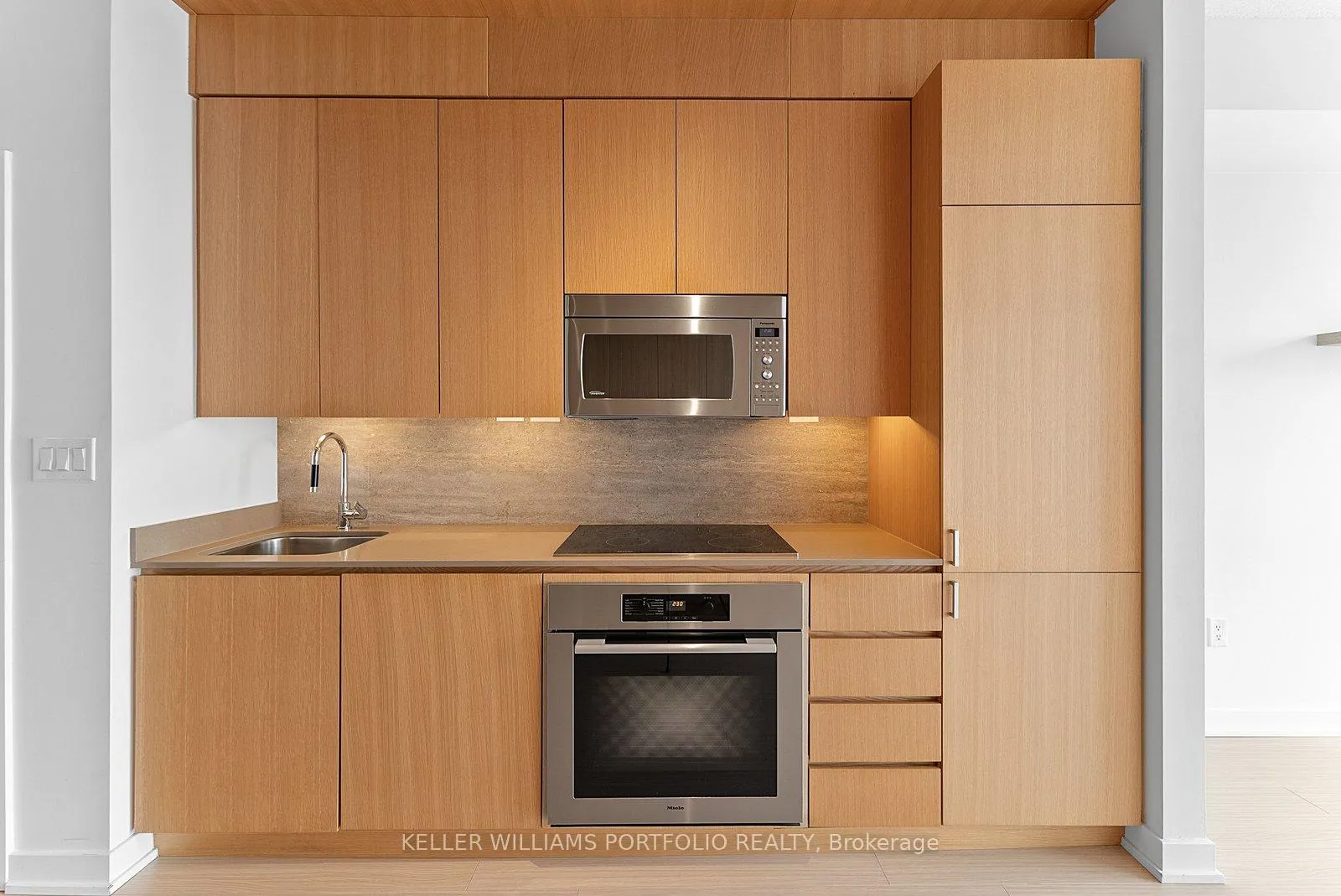 Photo 8 of Unit 3916, 15 Iceboat Terrace, Toronto, Waterfront Communities — HOMEH