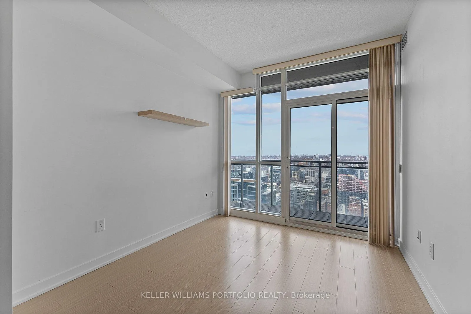 Photo 10 of Unit 3916, 15 Iceboat Terrace, Toronto, Waterfront Communities — HOMEH