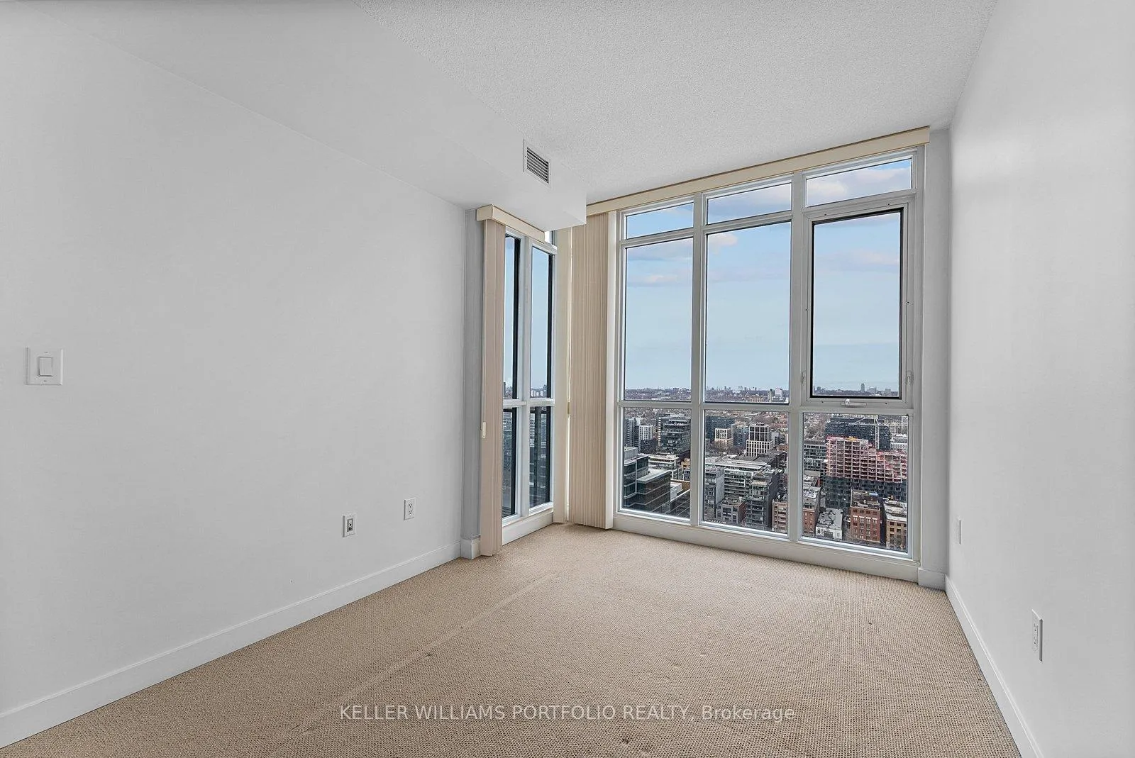 Photo 17 of Unit 3916, 15 Iceboat Terrace, Toronto, Waterfront Communities — HOMEH
