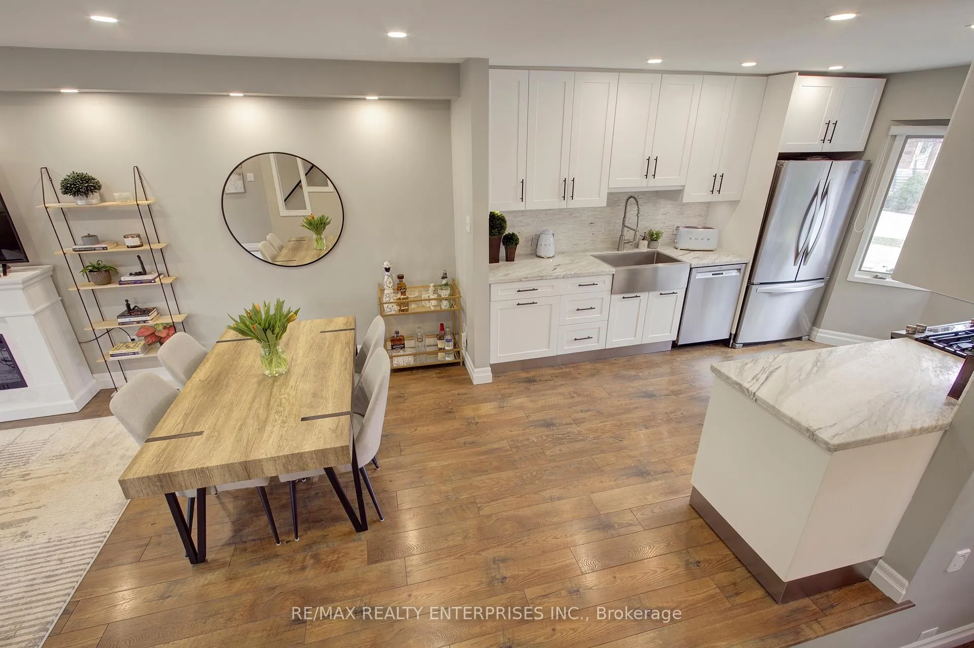 Photo 4 of 7 Normandy Place, Oakville, Central — HOMEH