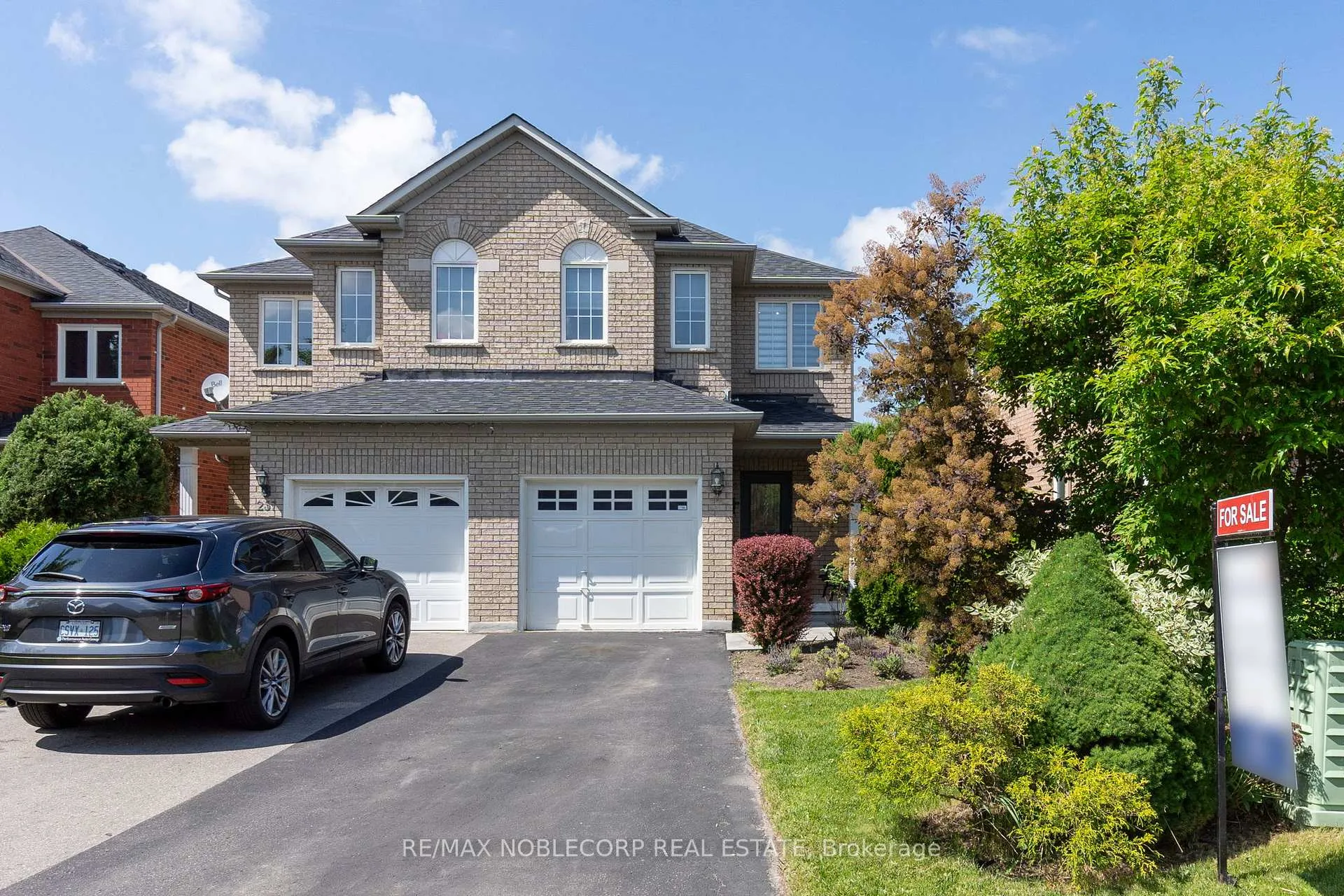 Photo 2 of 239 Royal Appian Crescent, Vaughan, Maple — HOMEH