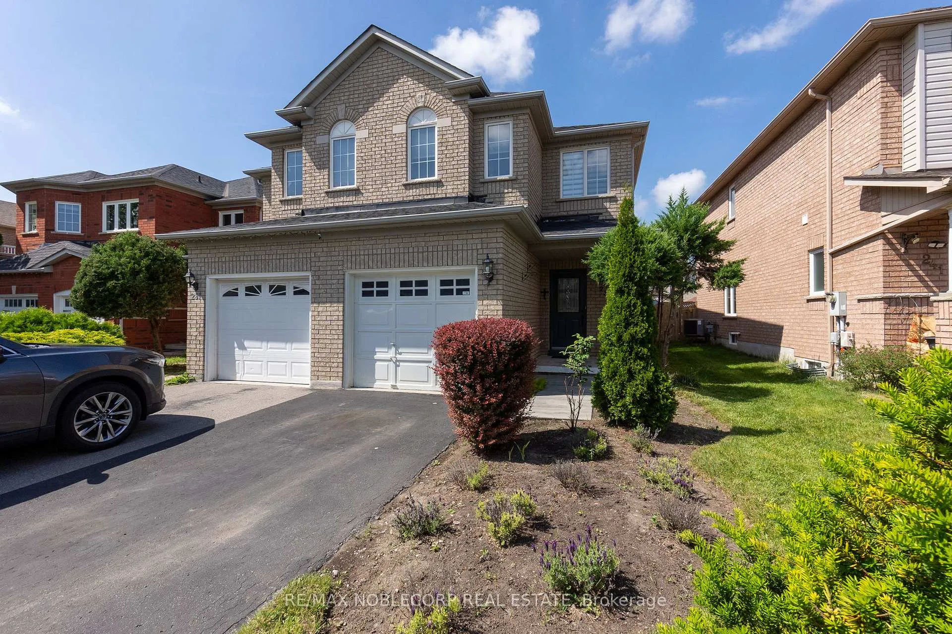 Photo 3 of 239 Royal Appian Crescent, Vaughan, Maple — HOMEH