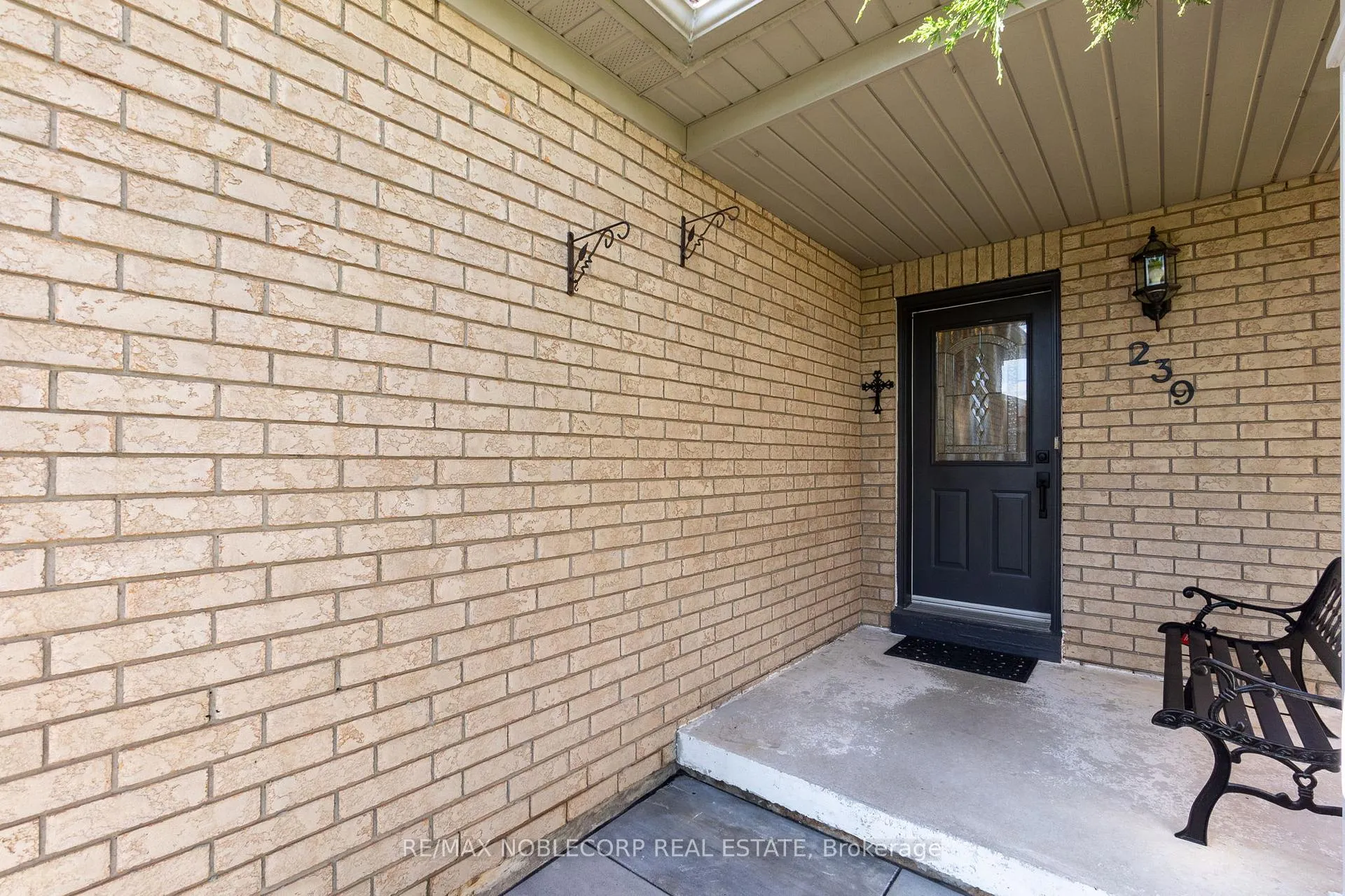 Photo 4 of 239 Royal Appian Crescent, Vaughan, Maple — HOMEH