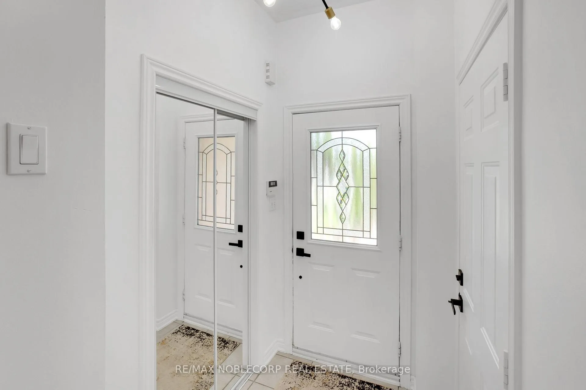Photo 5 of 239 Royal Appian Crescent, Vaughan, Maple — HOMEH