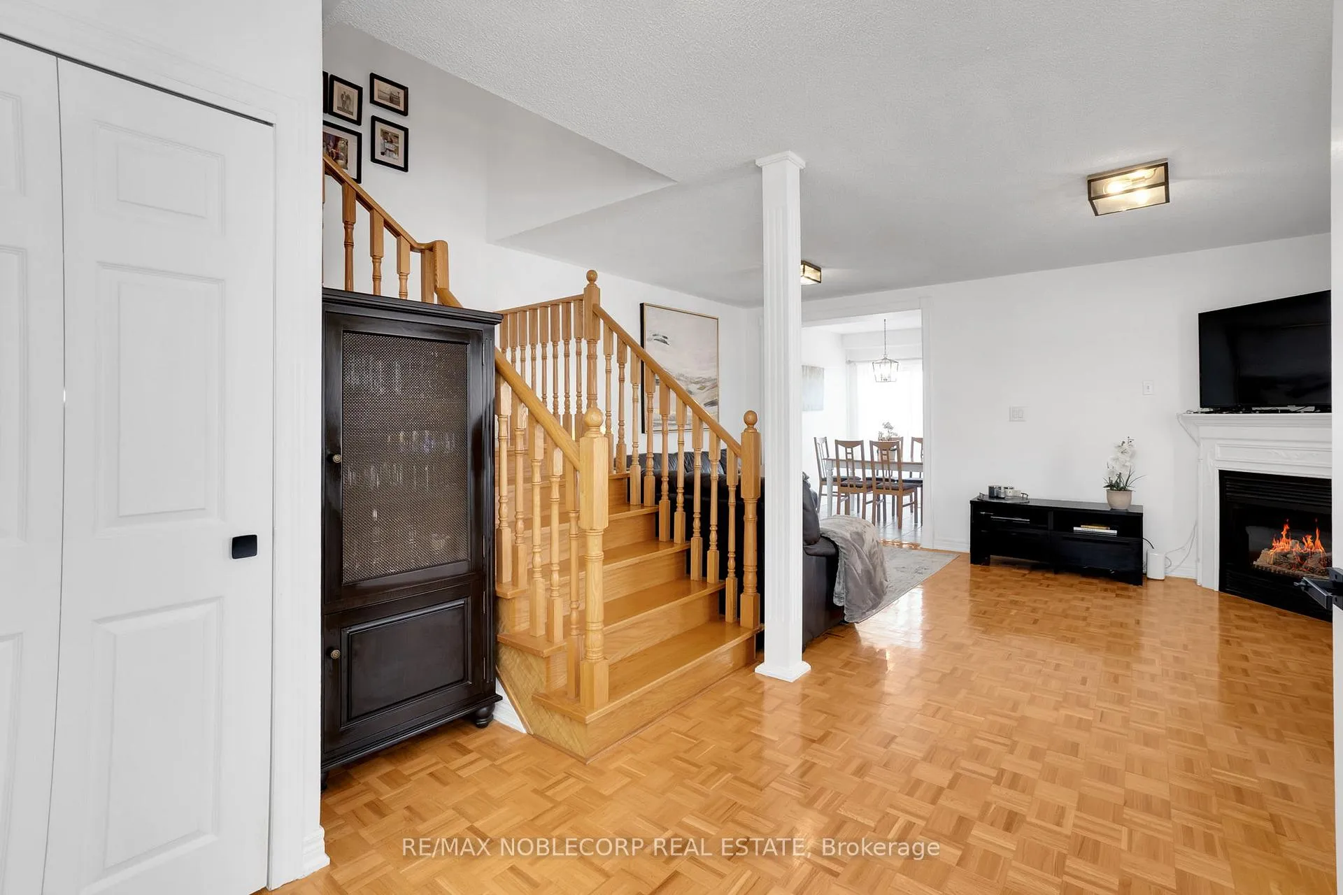 Photo 6 of 239 Royal Appian Crescent, Vaughan, Maple — HOMEH