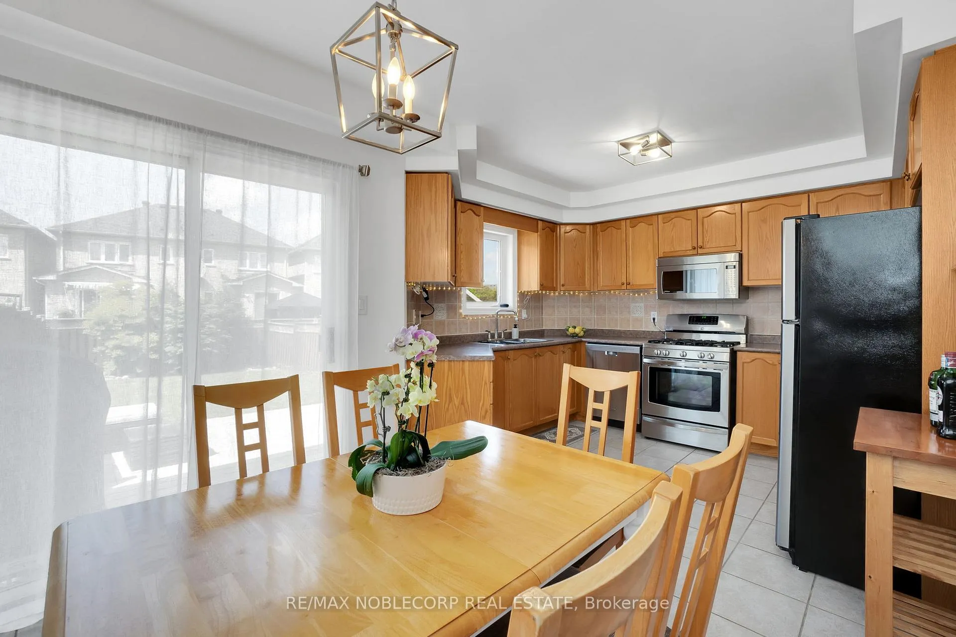 Photo 11 of 239 Royal Appian Crescent, Vaughan, Maple — HOMEH