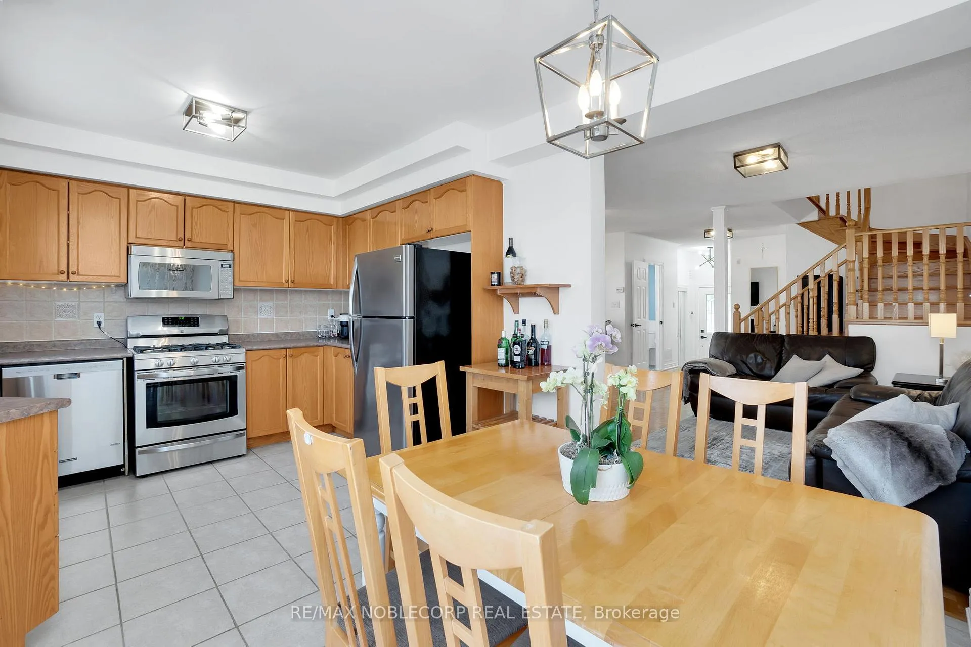 Photo 12 of 239 Royal Appian Crescent, Vaughan, Maple — HOMEH
