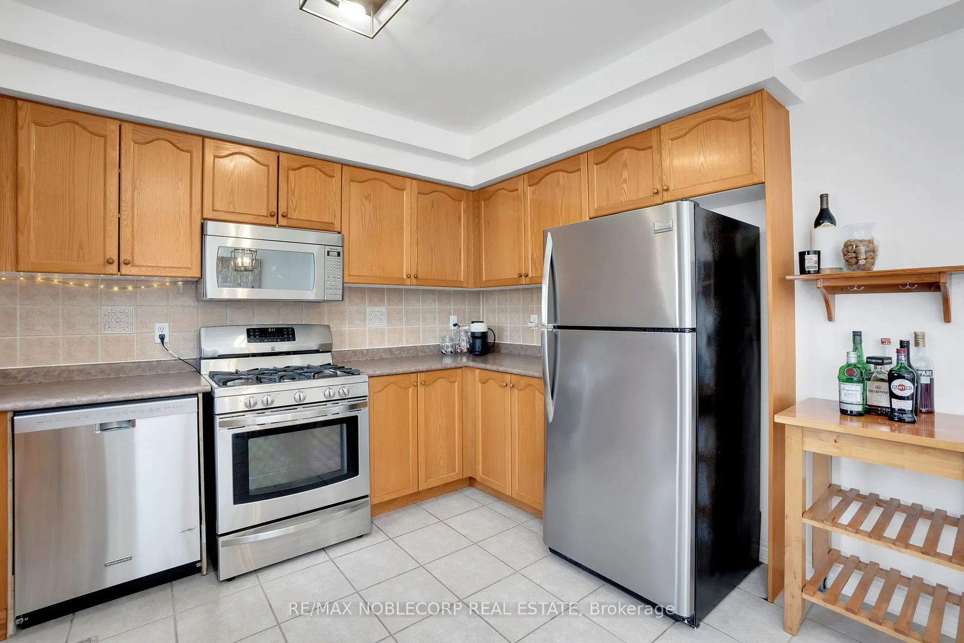 Photo 13 of 239 Royal Appian Crescent, Vaughan, Maple — HOMEH