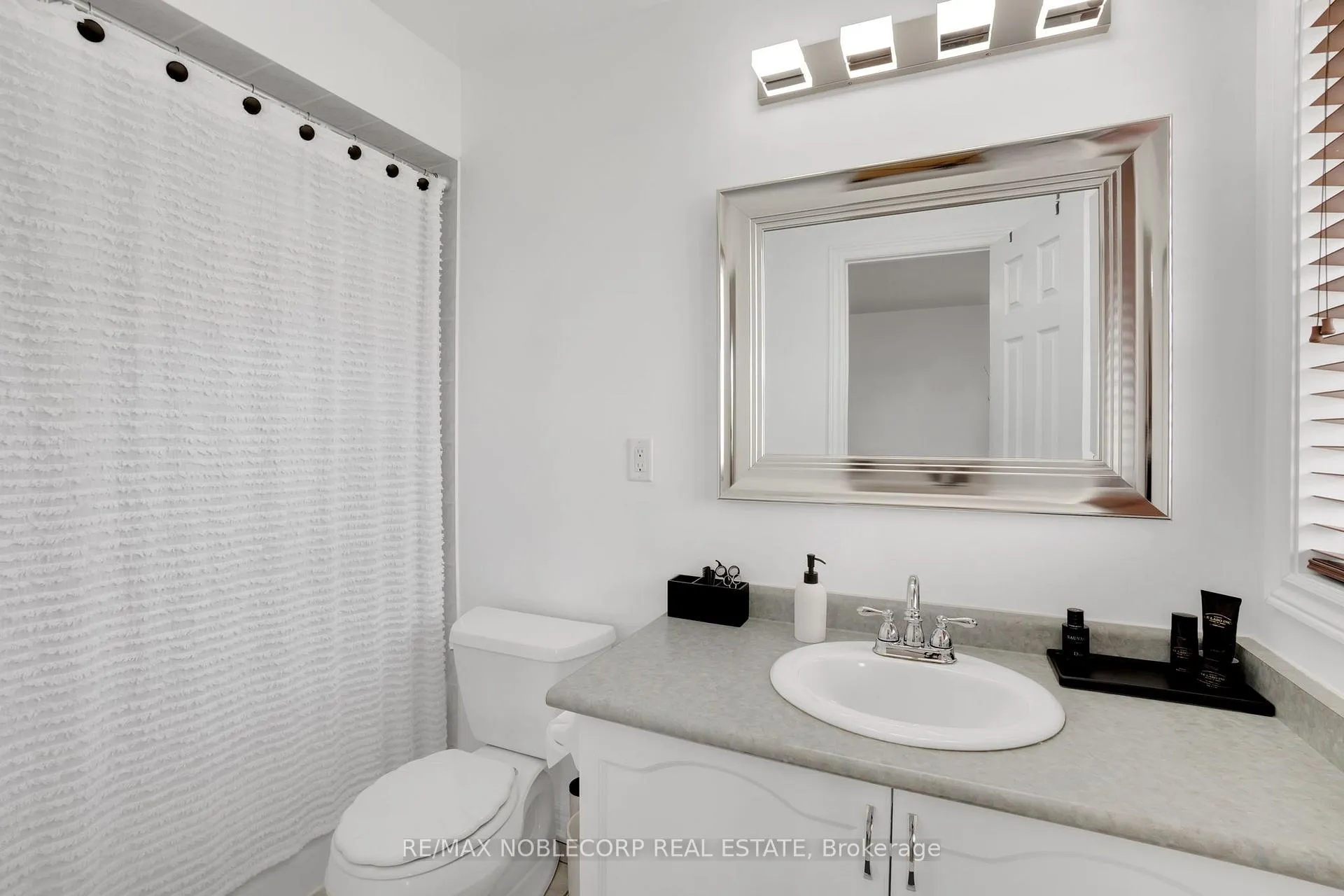 Photo 22 of 239 Royal Appian Crescent, Vaughan, Maple — HOMEH