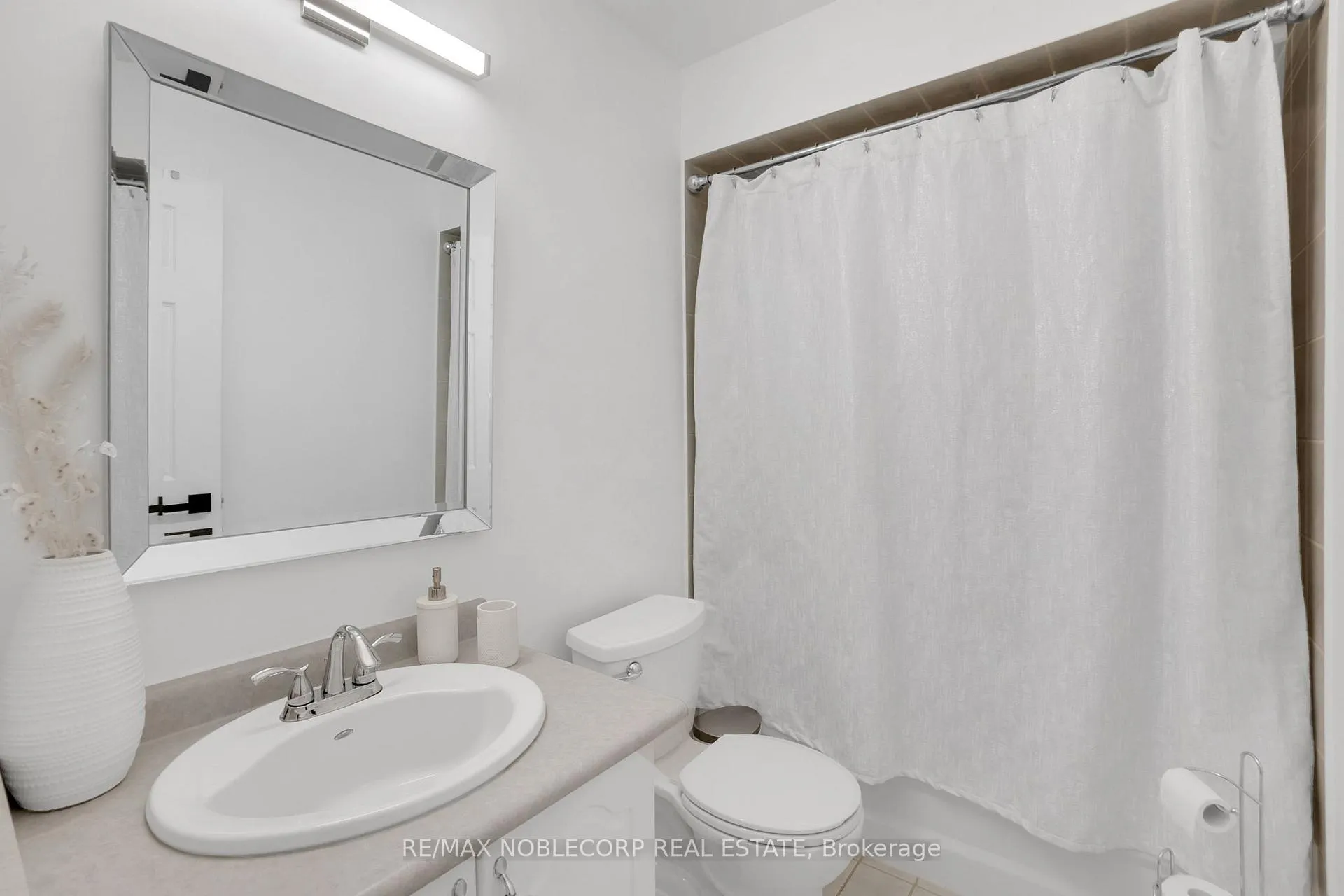 Photo 26 of 239 Royal Appian Crescent, Vaughan, Maple — HOMEH