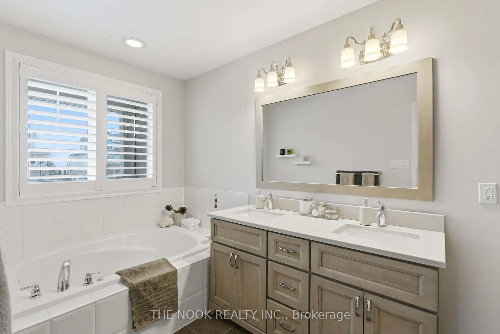 Photo 20 of 320 Lakebreeze Drive N, Clarington, Newcastle — HOMEH