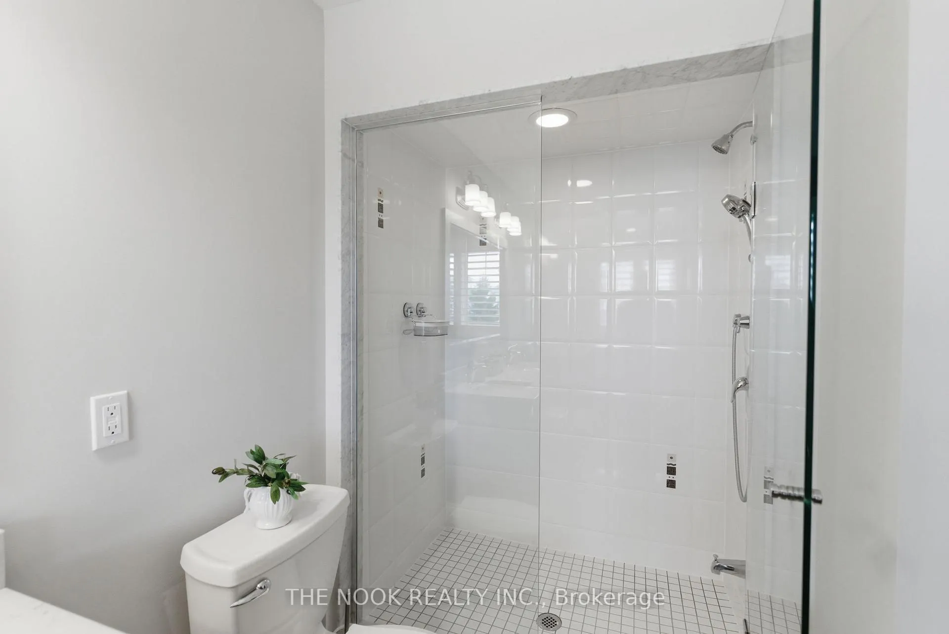 Photo 21 of 320 Lakebreeze Drive N, Clarington, Newcastle — HOMEH
