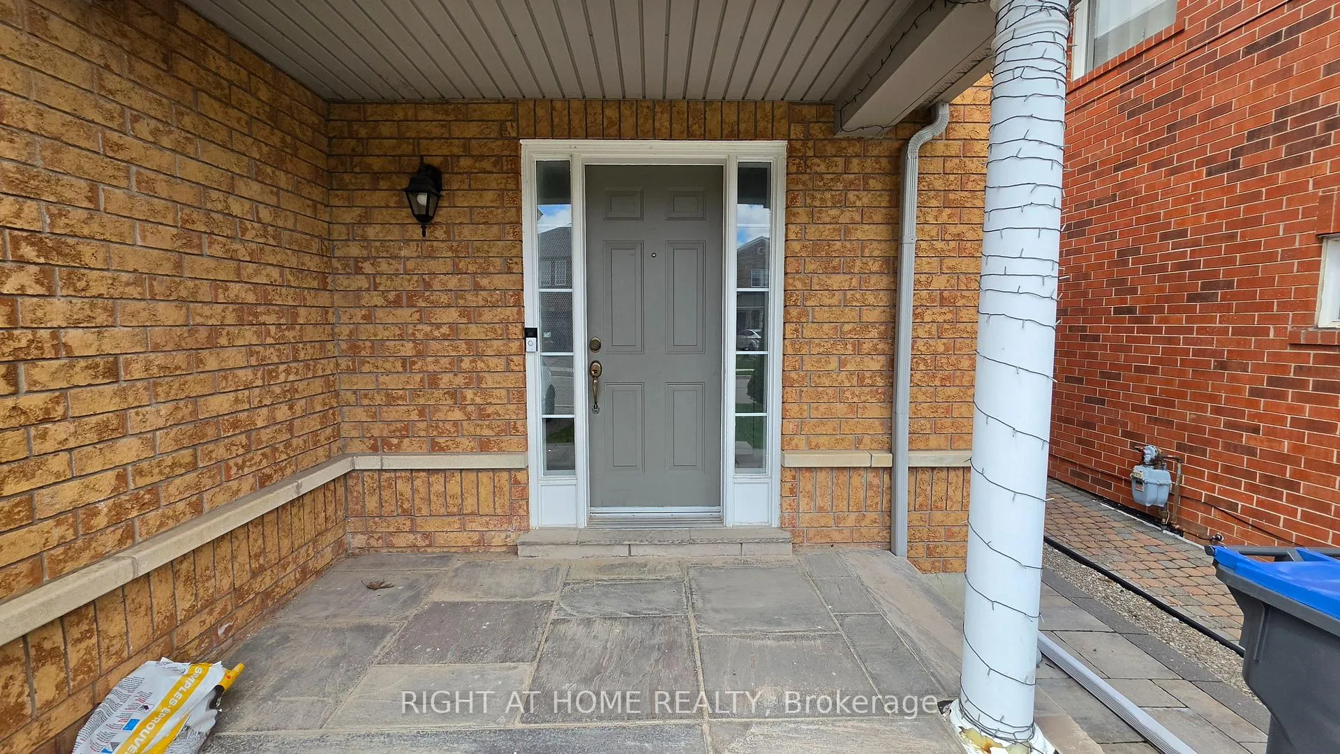 Photo 2 of 15 Tanglemere Crescent, Brampton, Fletcher's Meadow — HOMEH