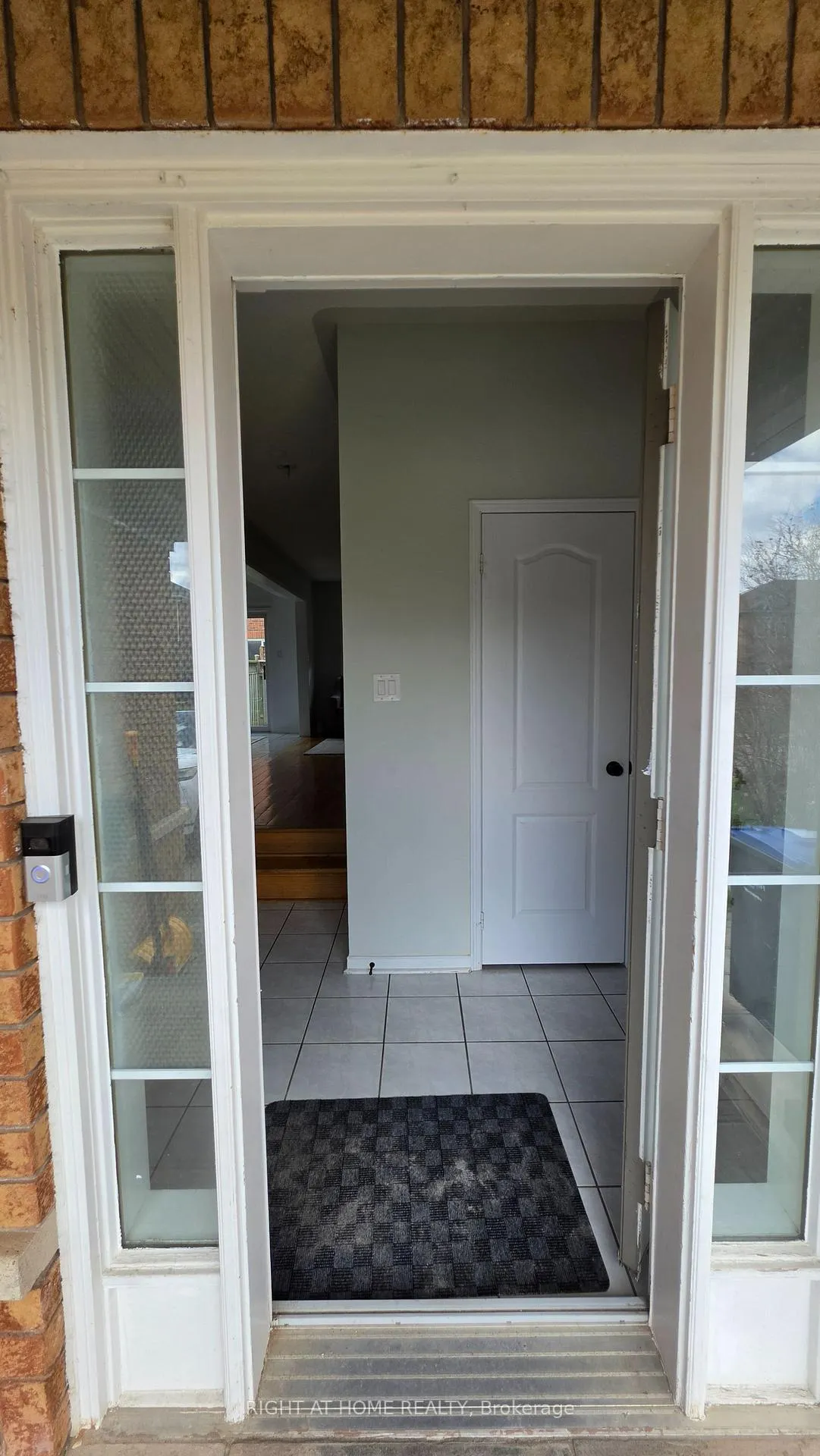 Photo 3 of 15 Tanglemere Crescent, Brampton, Fletcher's Meadow — HOMEH