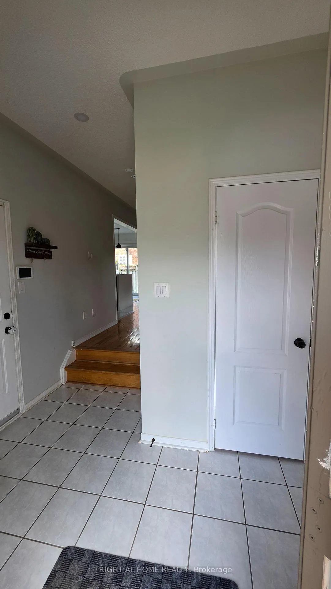 Photo 4 of 15 Tanglemere Crescent, Brampton, Fletcher's Meadow — HOMEH