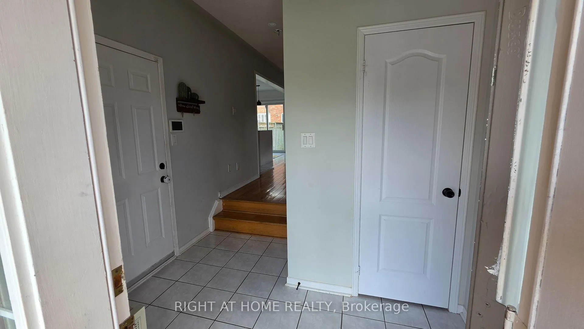 Photo 5 of 15 Tanglemere Crescent, Brampton, Fletcher's Meadow — HOMEH