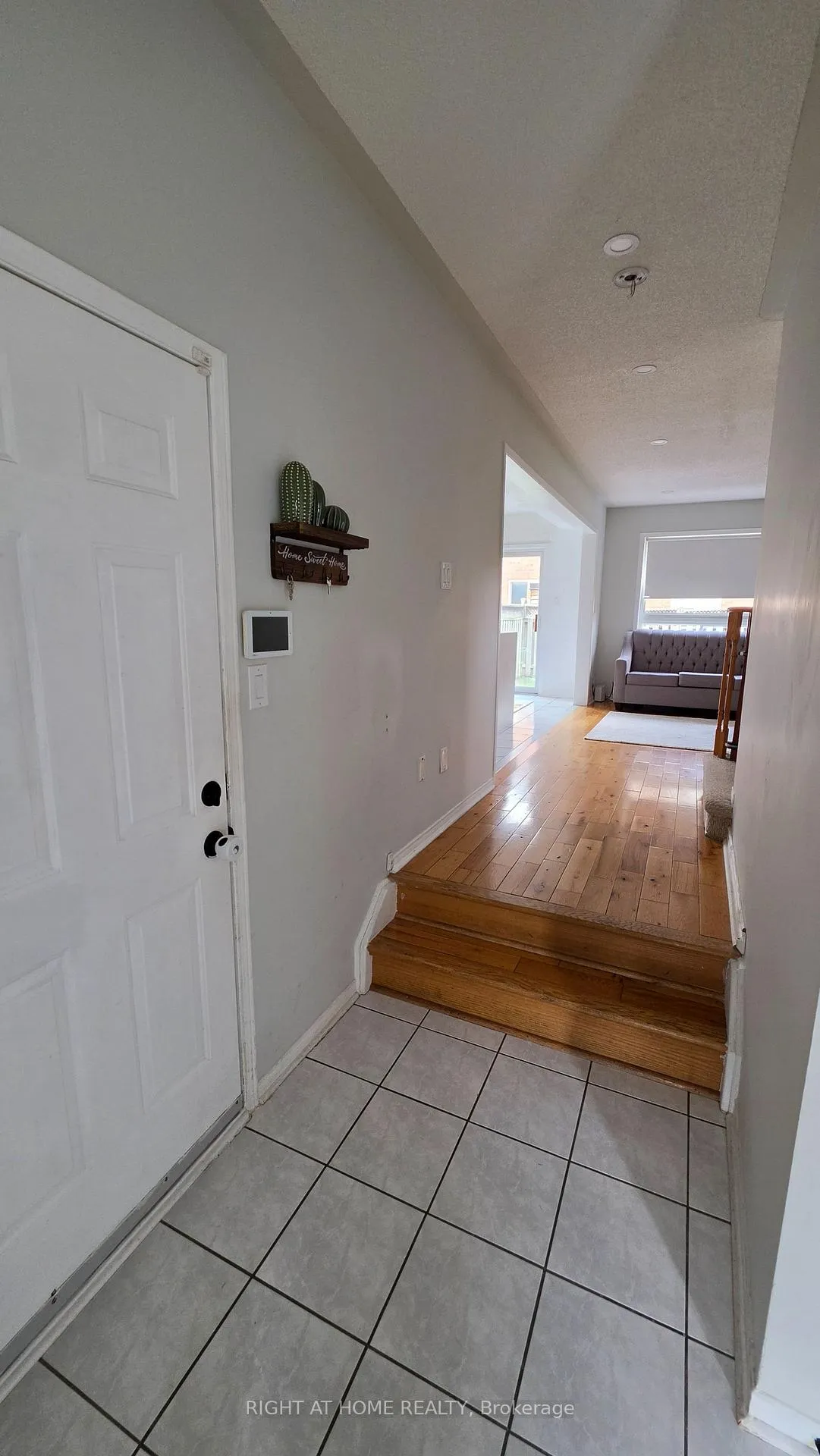 Photo 7 of 15 Tanglemere Crescent, Brampton, Fletcher's Meadow — HOMEH