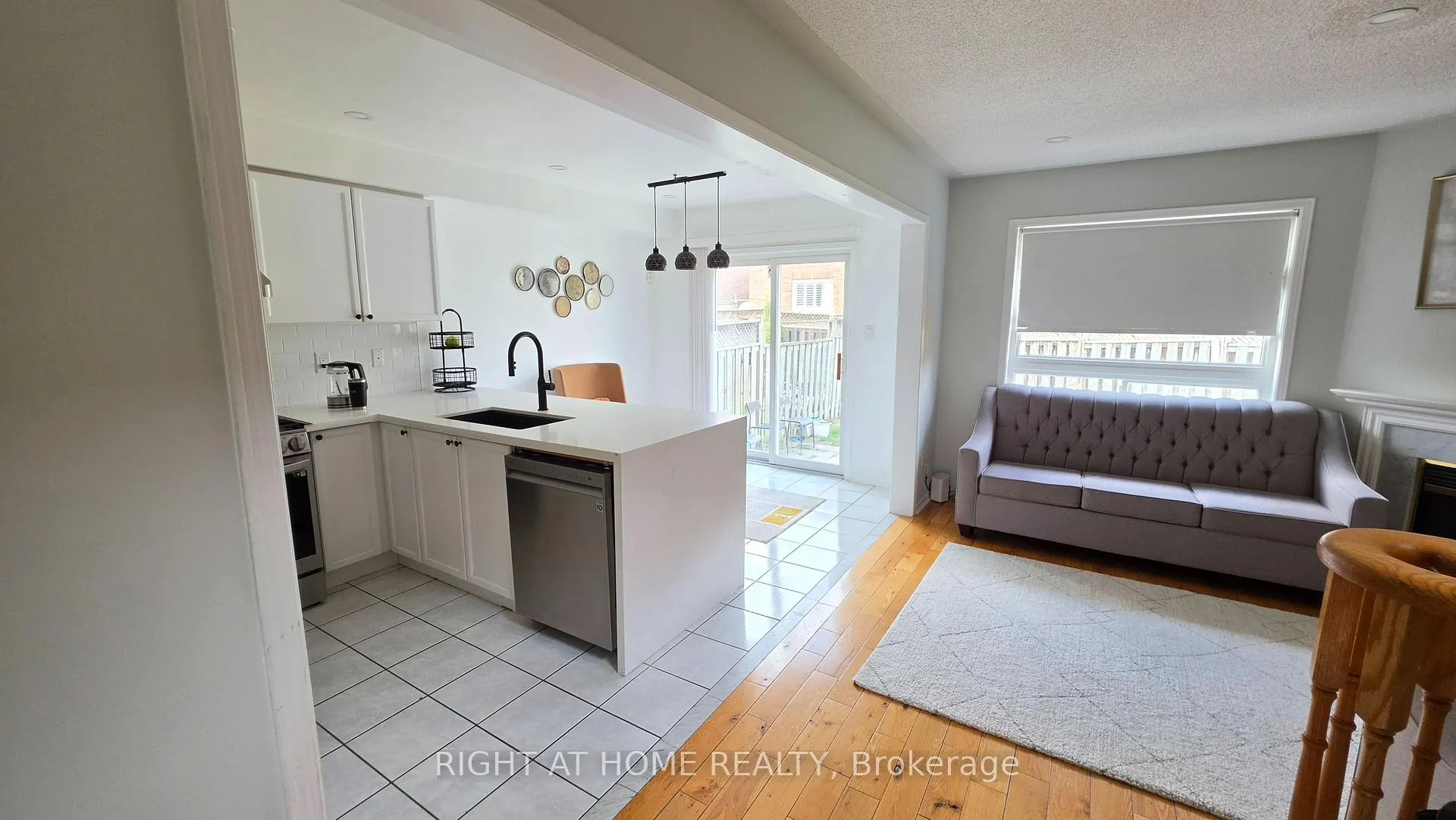 Photo 10 of 15 Tanglemere Crescent, Brampton, Fletcher's Meadow — HOMEH