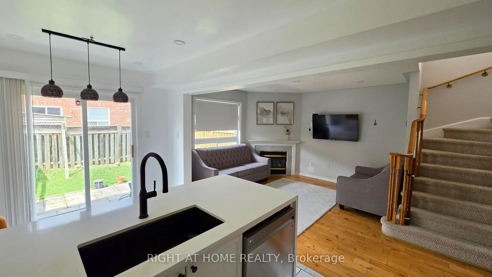Photo 11 of 15 Tanglemere Crescent, Brampton, Fletcher's Meadow — HOMEH