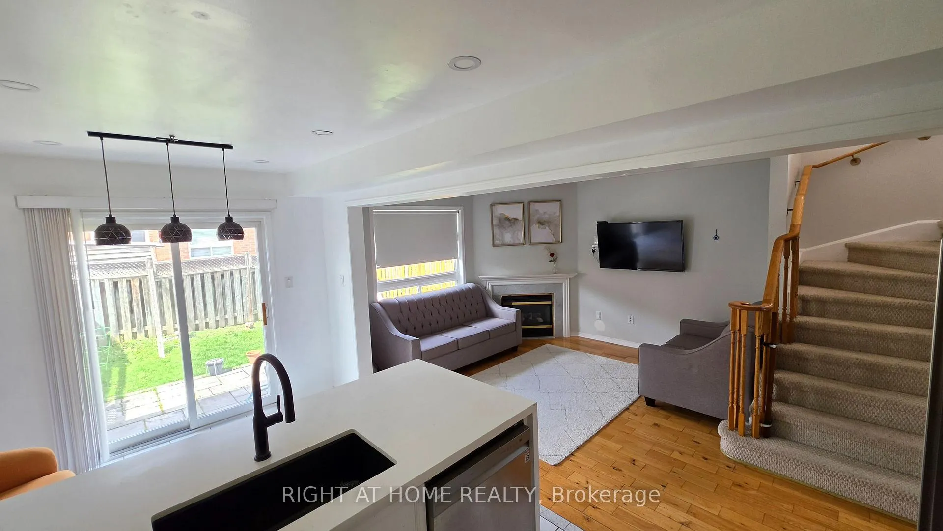 Photo 12 of 15 Tanglemere Crescent, Brampton, Fletcher's Meadow — HOMEH