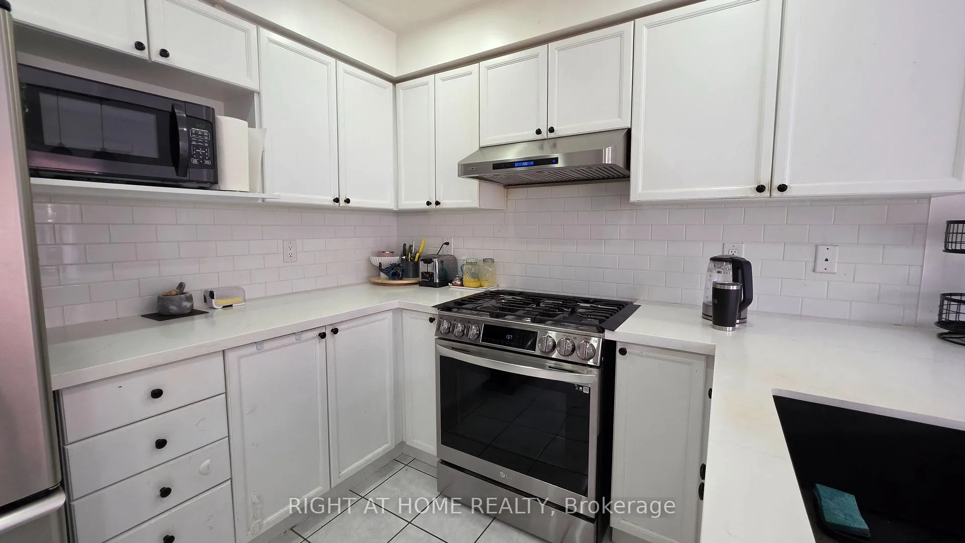 Photo 16 of 15 Tanglemere Crescent, Brampton, Fletcher's Meadow — HOMEH