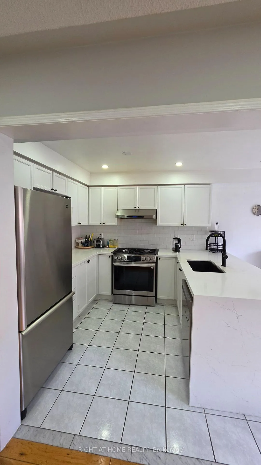 Photo 17 of 15 Tanglemere Crescent, Brampton, Fletcher's Meadow — HOMEH
