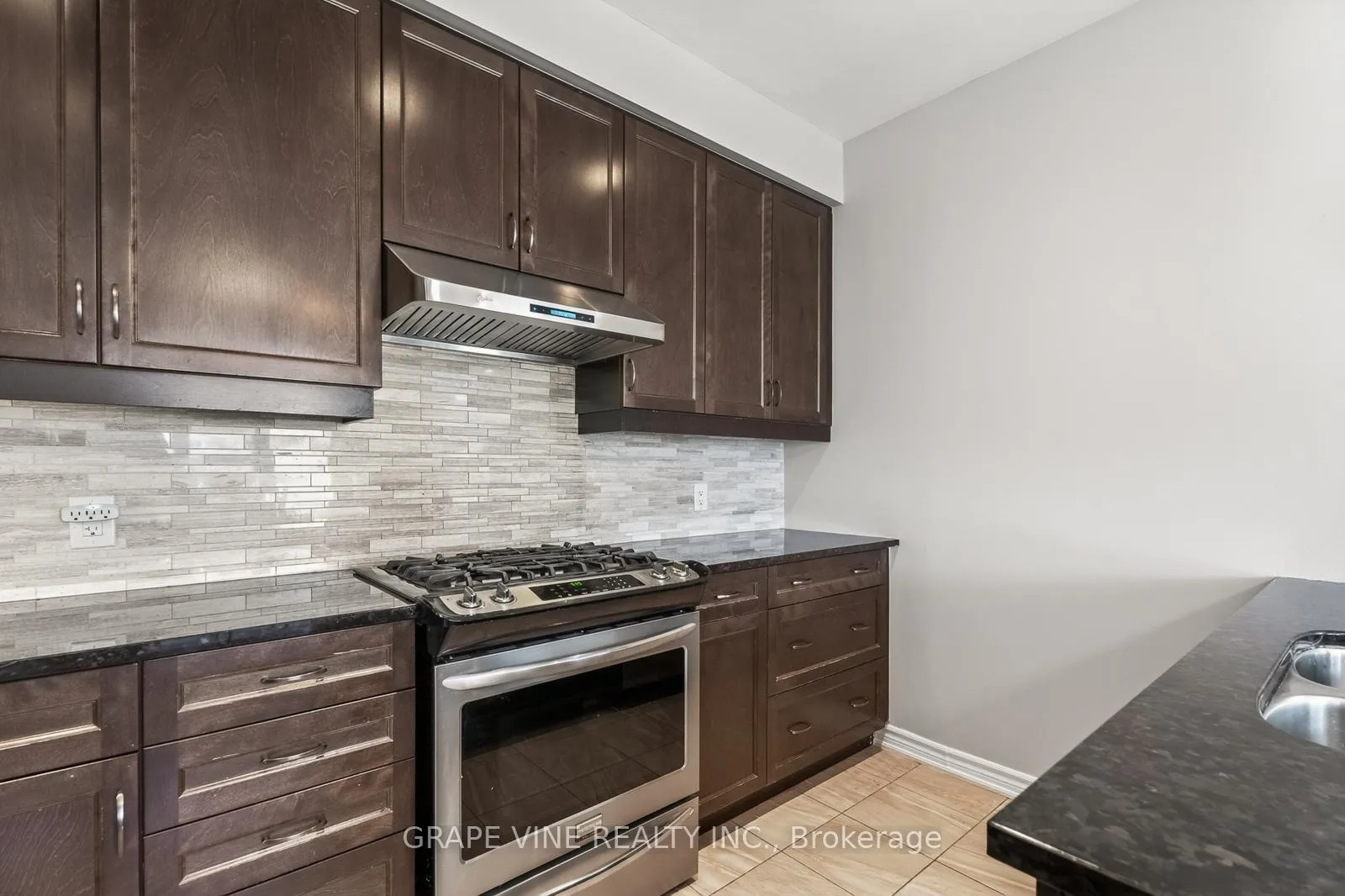 Photo 14 of 55 Tapadero Avenue, Ottawa, Kanata - Emerald Meadows/Trailwest — HOMEH