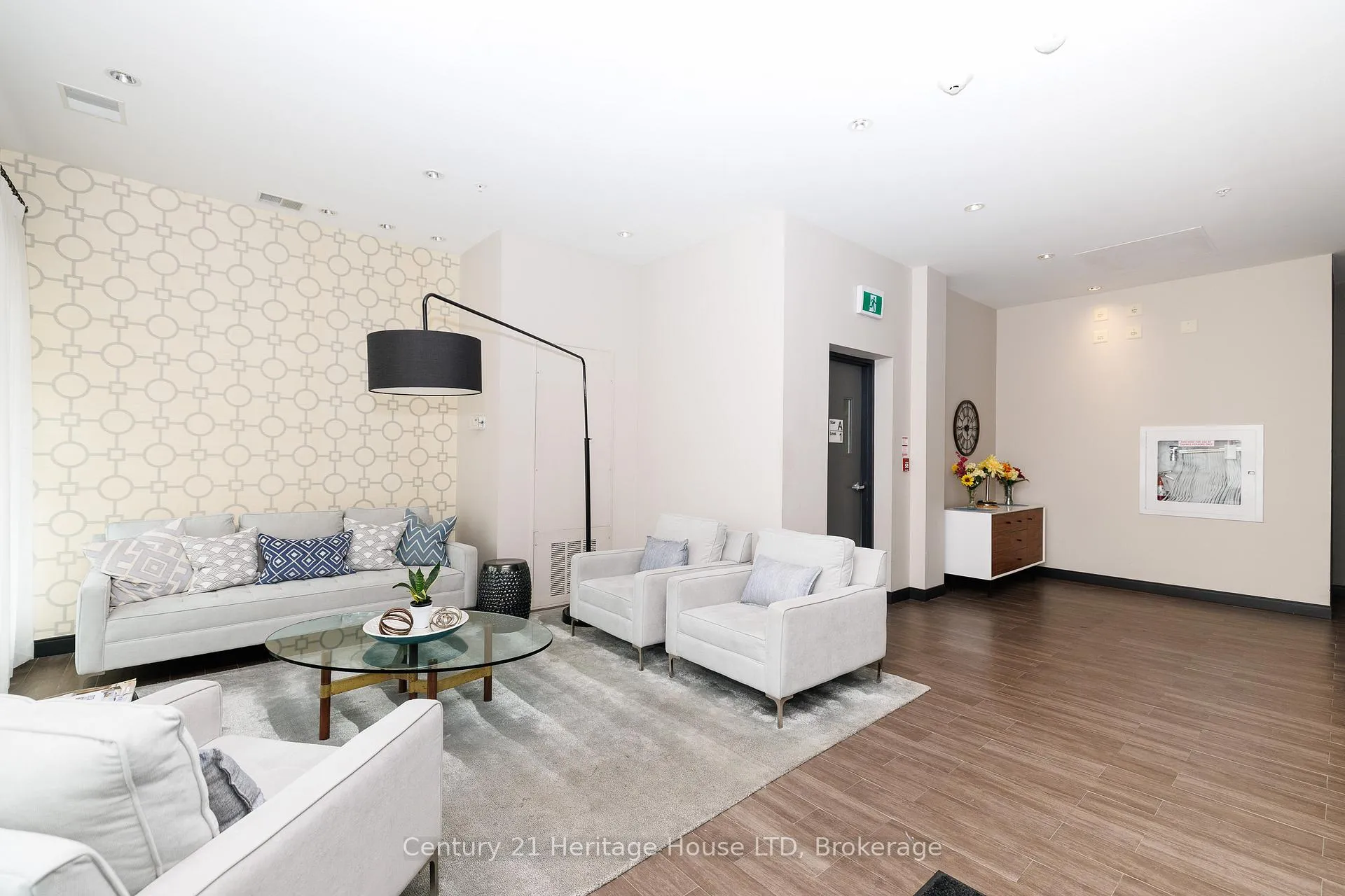 Photo 4 of Unit 402, 520 North Service Road, Grimsby, Grimsby Beach — HOMEH
