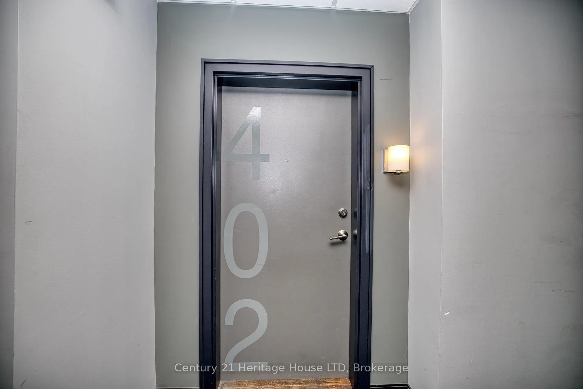 Photo 5 of Unit 402, 520 North Service Road, Grimsby, Grimsby Beach — HOMEH