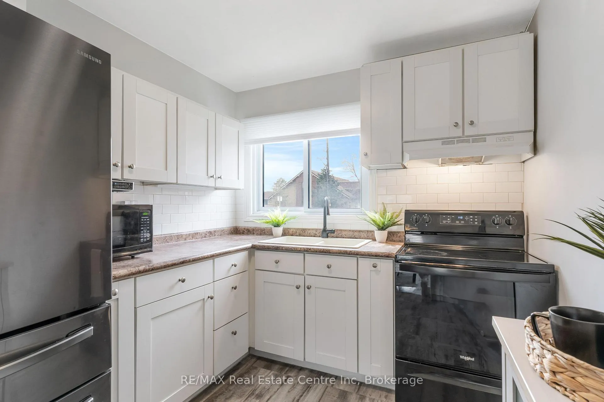Photo 9 of 441 Victoria Road N, Guelph, Victoria North — HOMEH