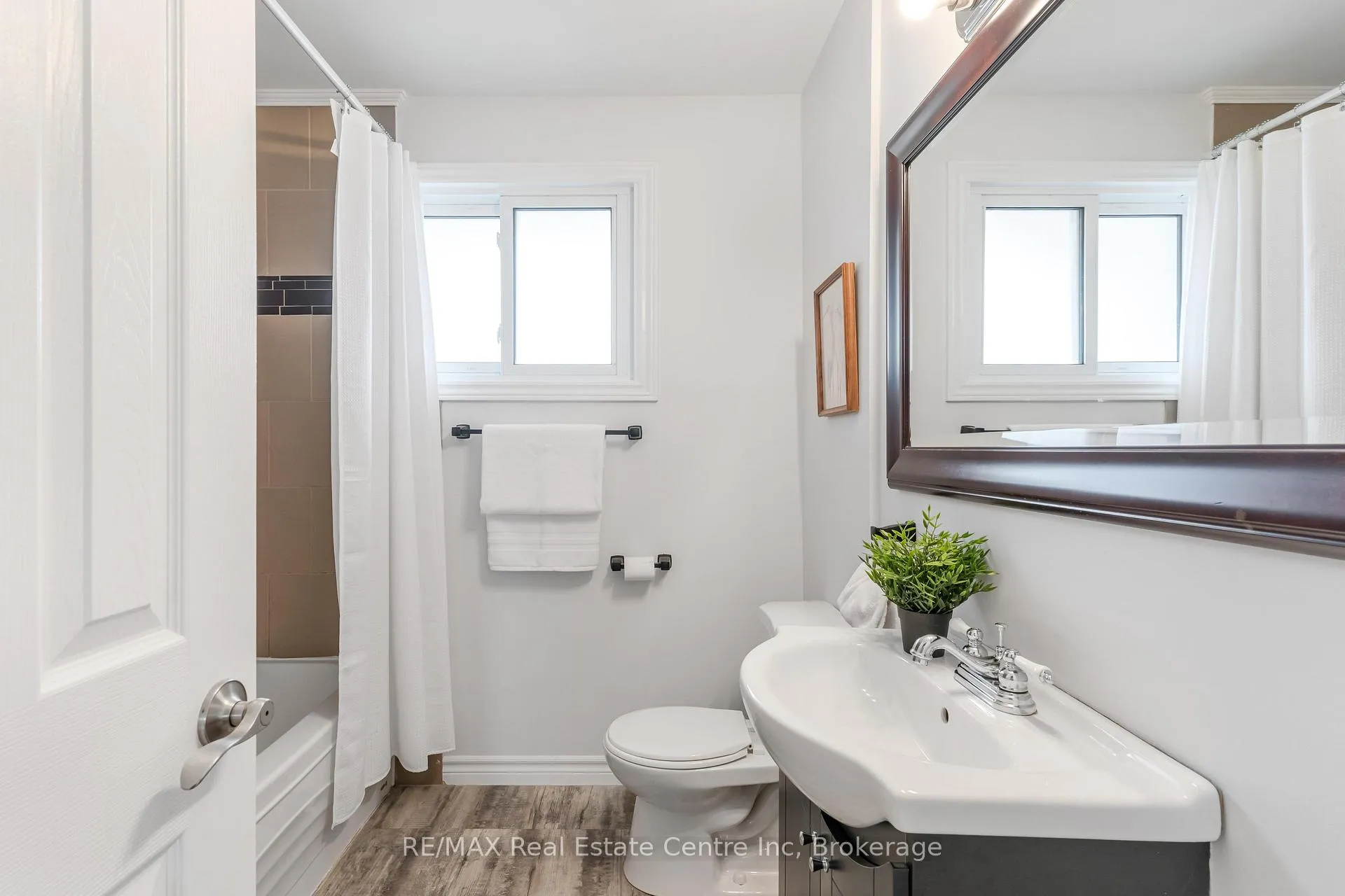 Photo 14 of 441 Victoria Road N, Guelph, Victoria North — HOMEH