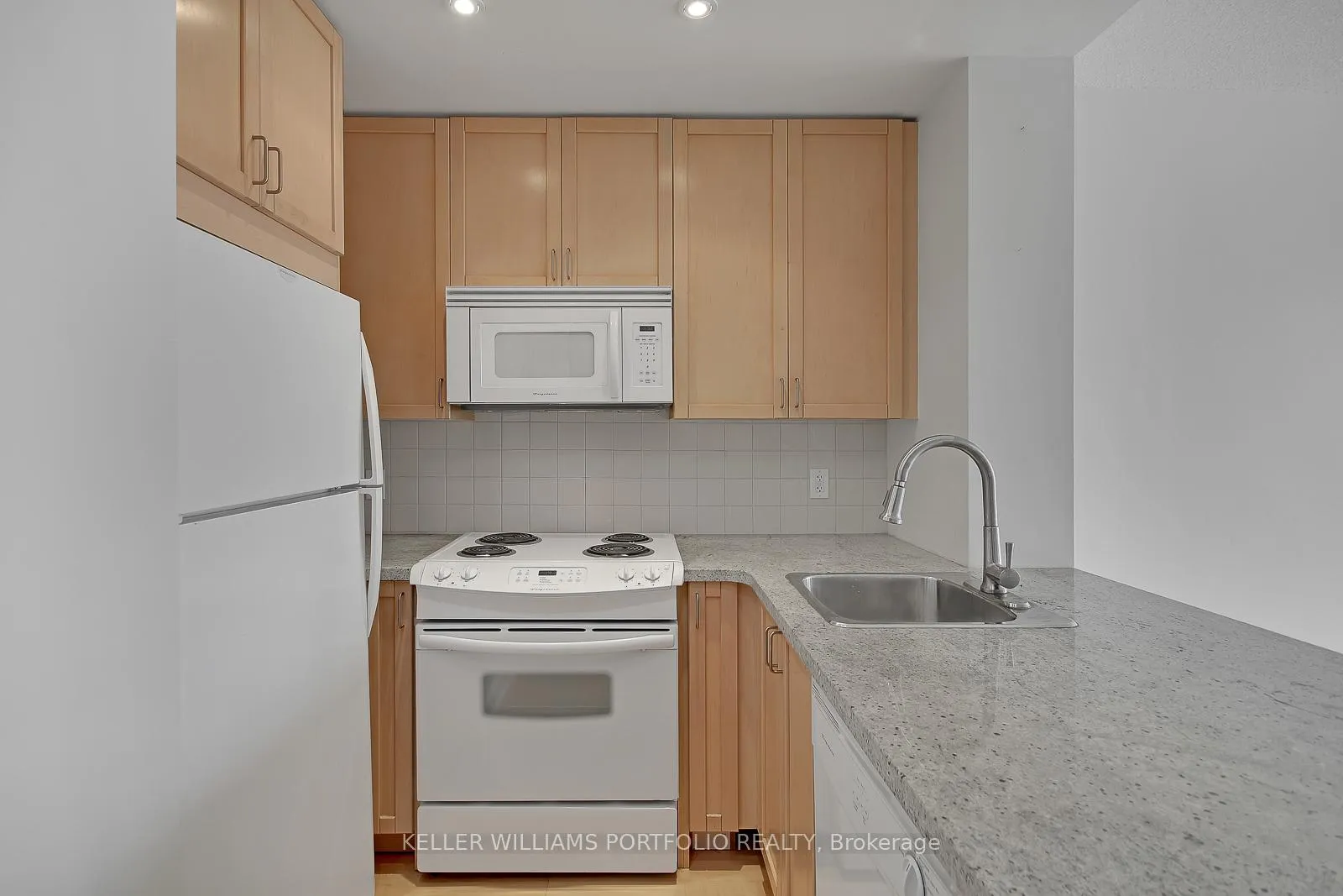 Photo 5 of Unit 1204, 85 Bloor Street E, Toronto, Waterfront Communities — HOMEH