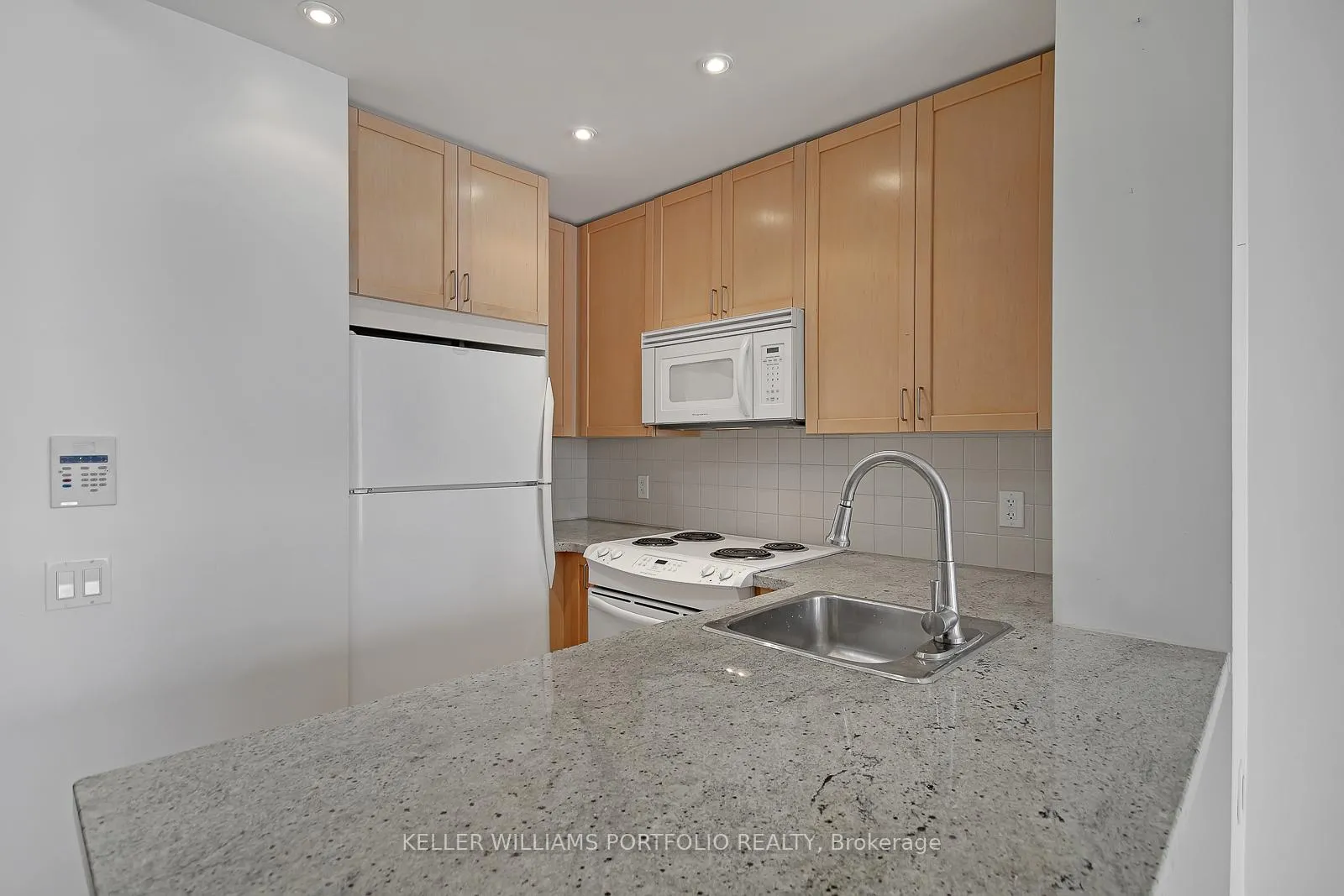 Photo 6 of Unit 1204, 85 Bloor Street E, Toronto, Waterfront Communities — HOMEH