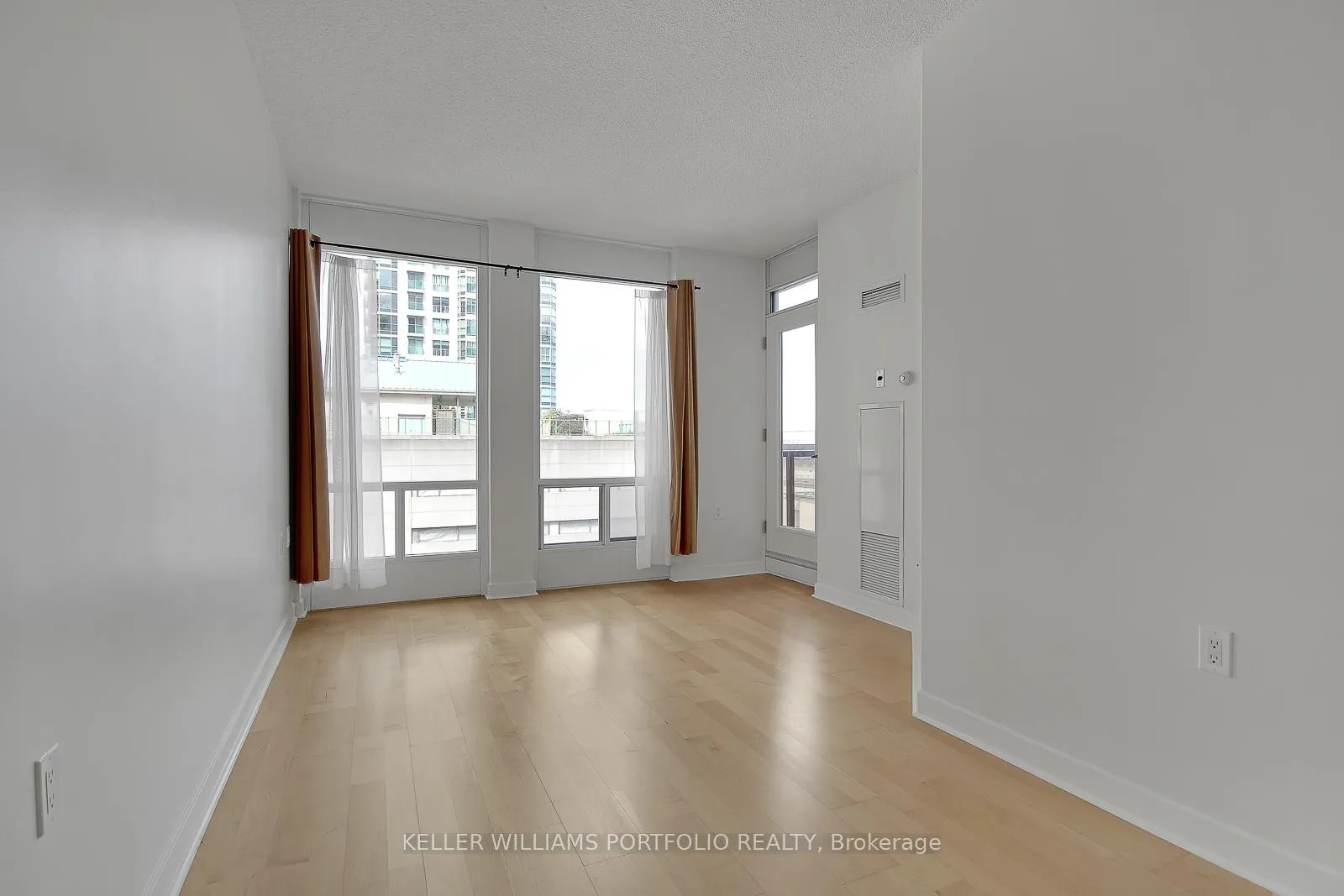 Photo 8 of Unit 1204, 85 Bloor Street E, Toronto, Waterfront Communities — HOMEH