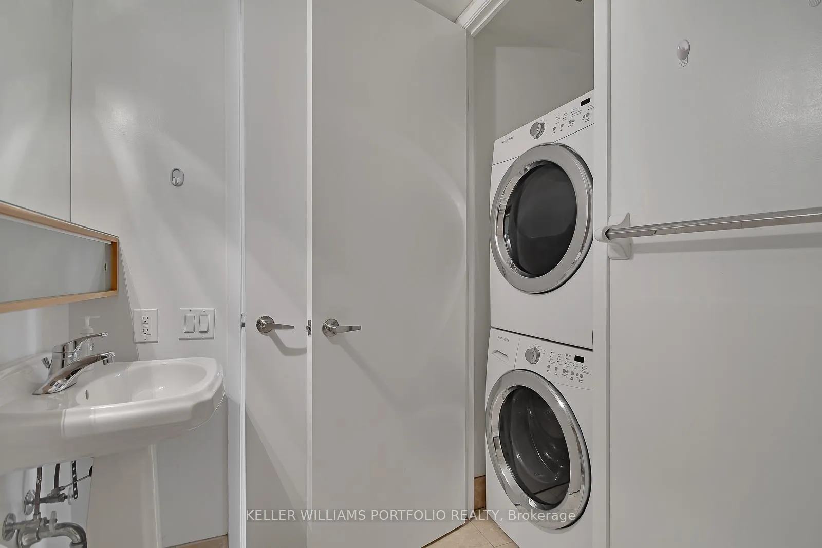 Photo 14 of Unit 1204, 85 Bloor Street E, Toronto, Waterfront Communities — HOMEH