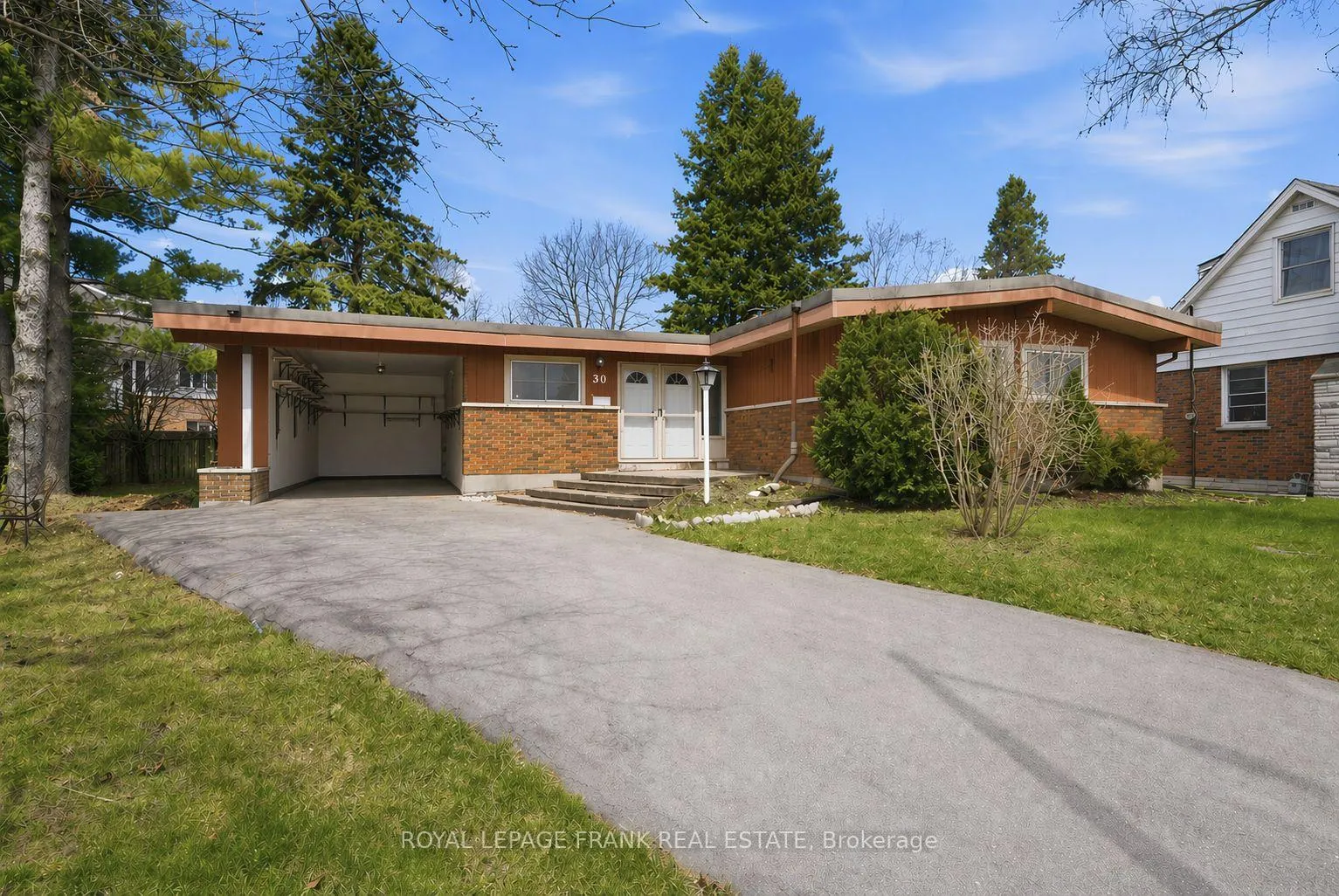 Photo 2 of 30 Maple Crescent, Kawartha Lakes, Lindsay — HOMEH
