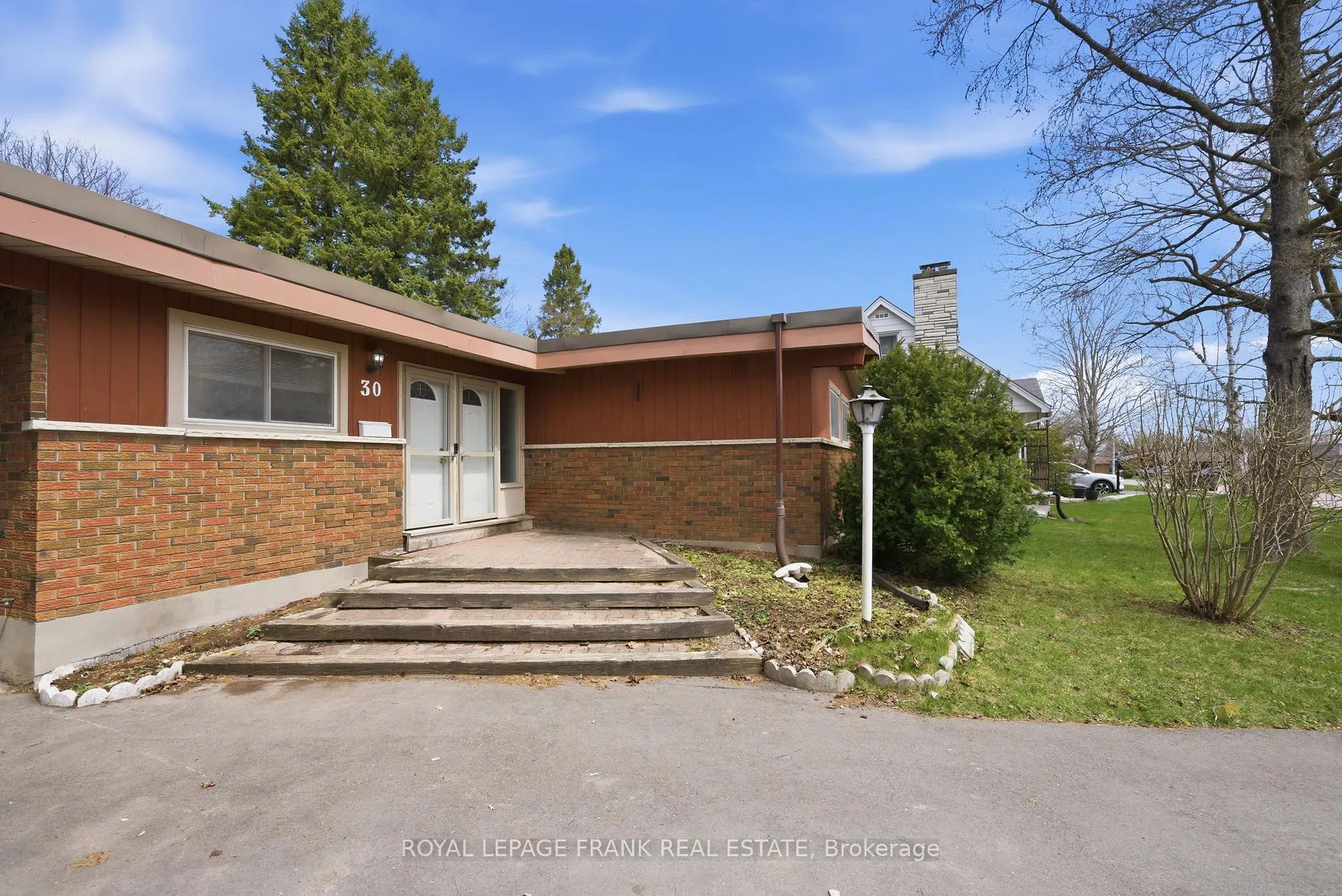 Photo 3 of 30 Maple Crescent, Kawartha Lakes, Lindsay — HOMEH