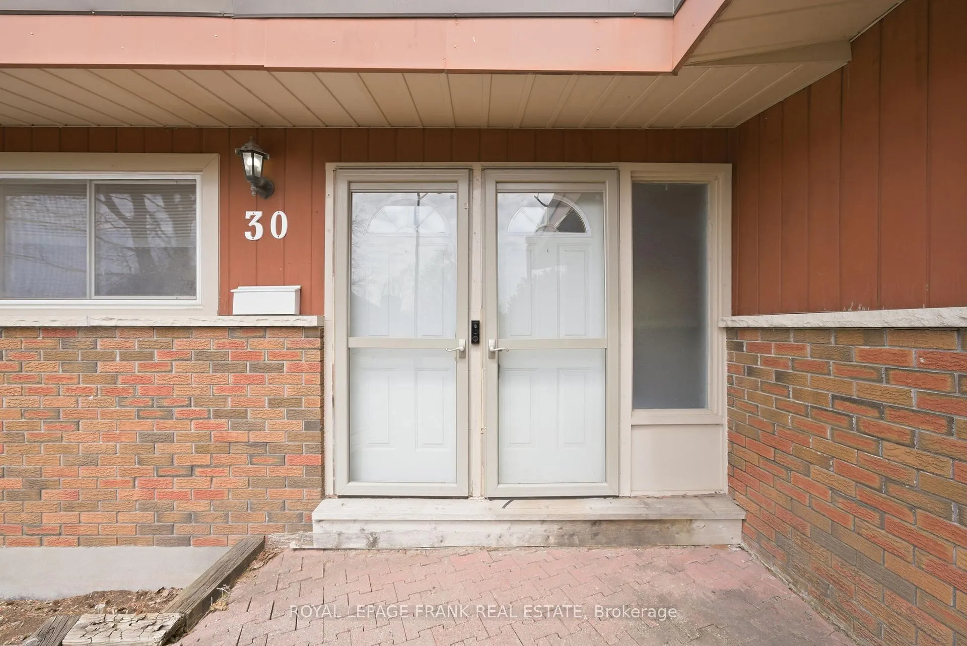Photo 4 of 30 Maple Crescent, Kawartha Lakes, Lindsay — HOMEH