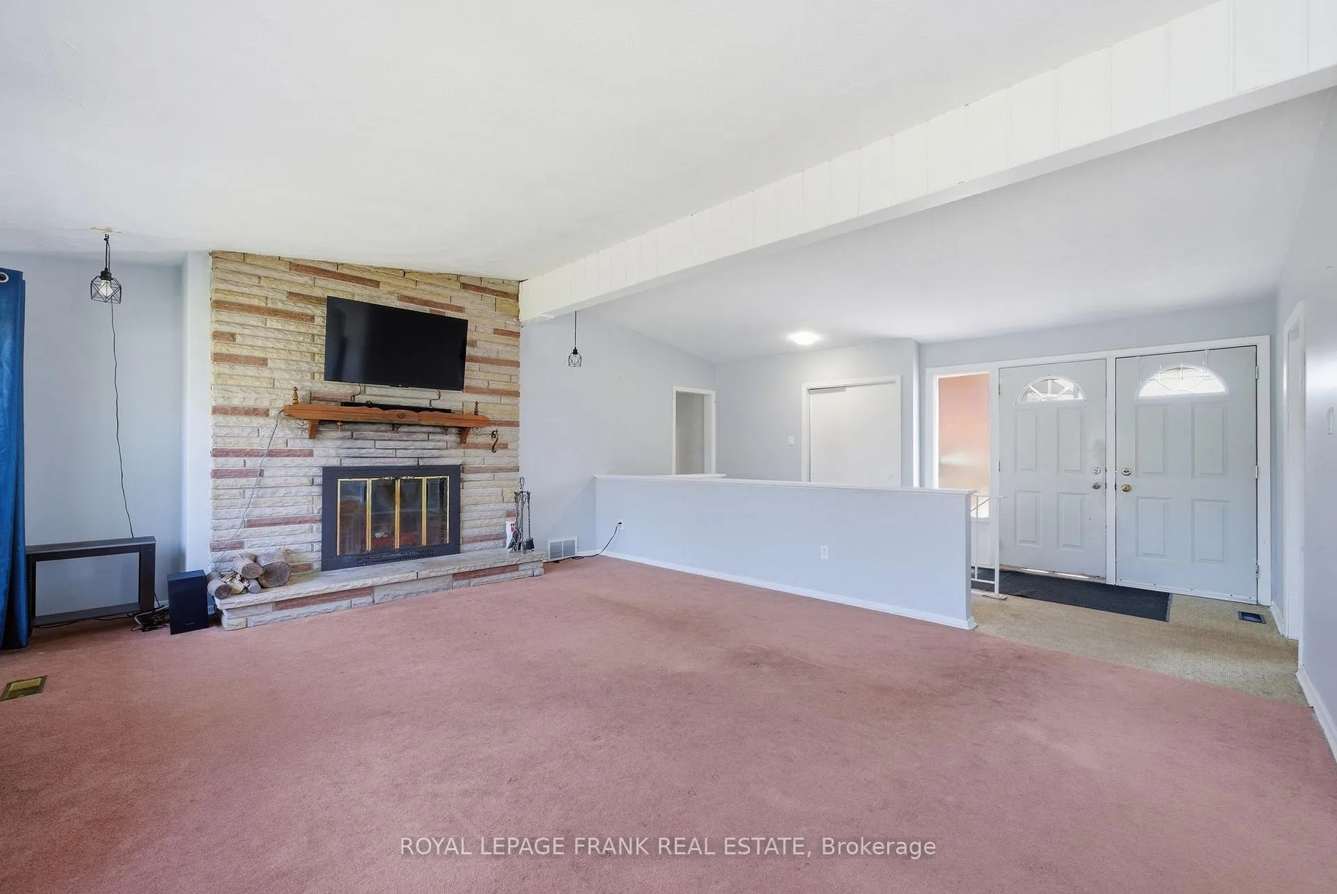 Photo 10 of 30 Maple Crescent, Kawartha Lakes, Lindsay — HOMEH