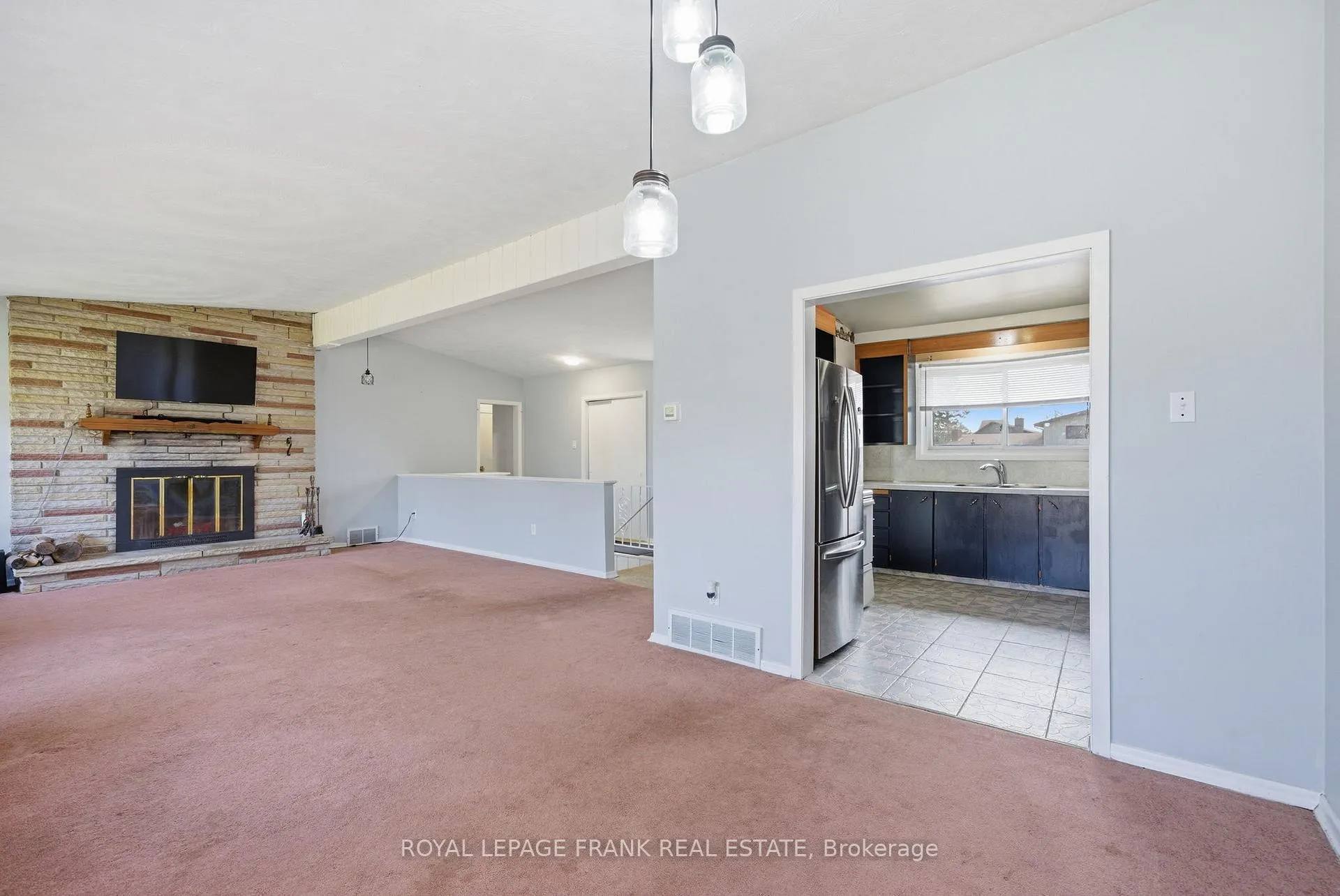 Photo 16 of 30 Maple Crescent, Kawartha Lakes, Lindsay — HOMEH