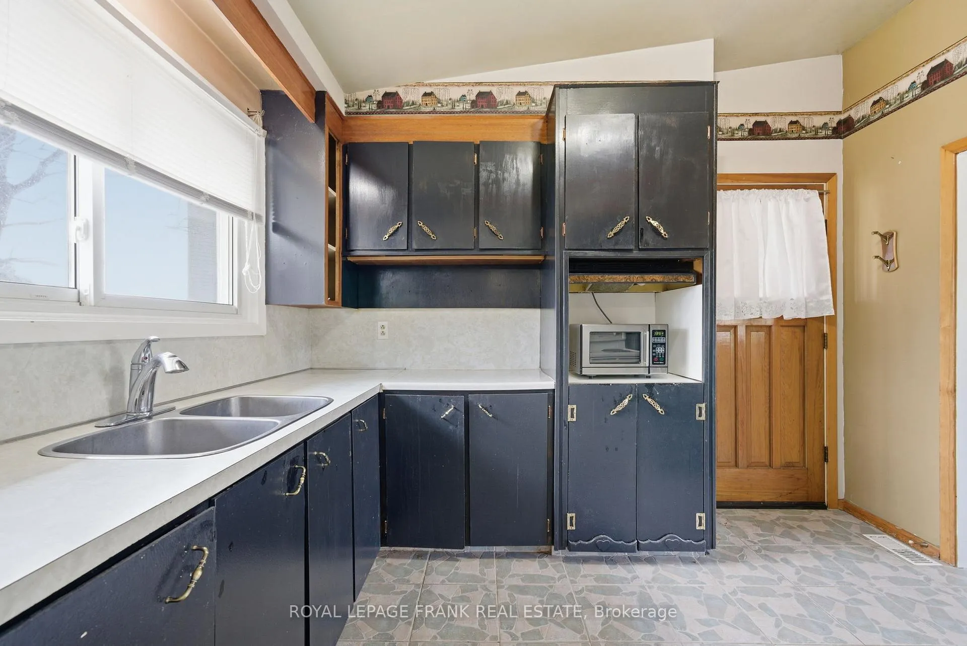 Photo 17 of 30 Maple Crescent, Kawartha Lakes, Lindsay — HOMEH