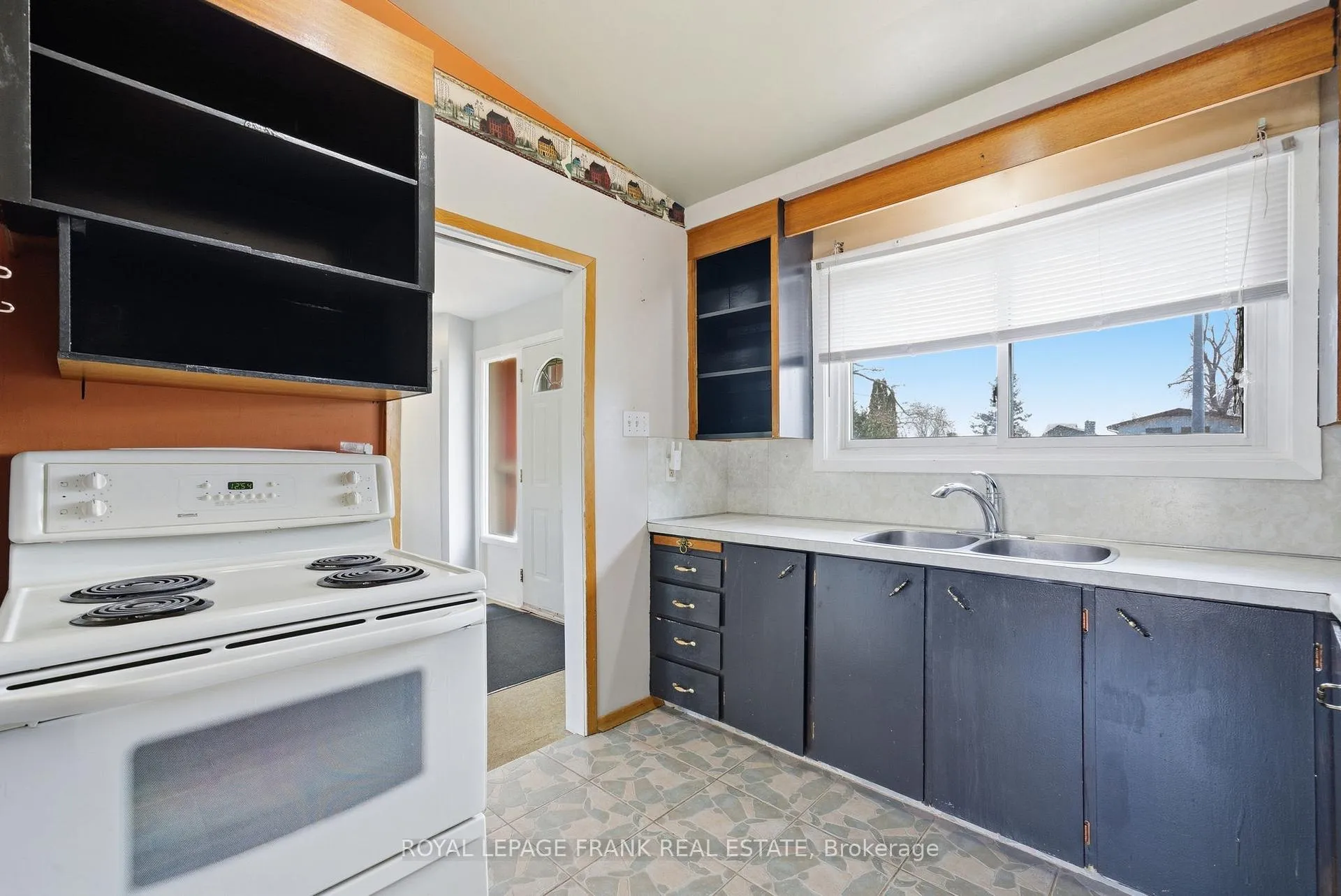 Photo 19 of 30 Maple Crescent, Kawartha Lakes, Lindsay — HOMEH