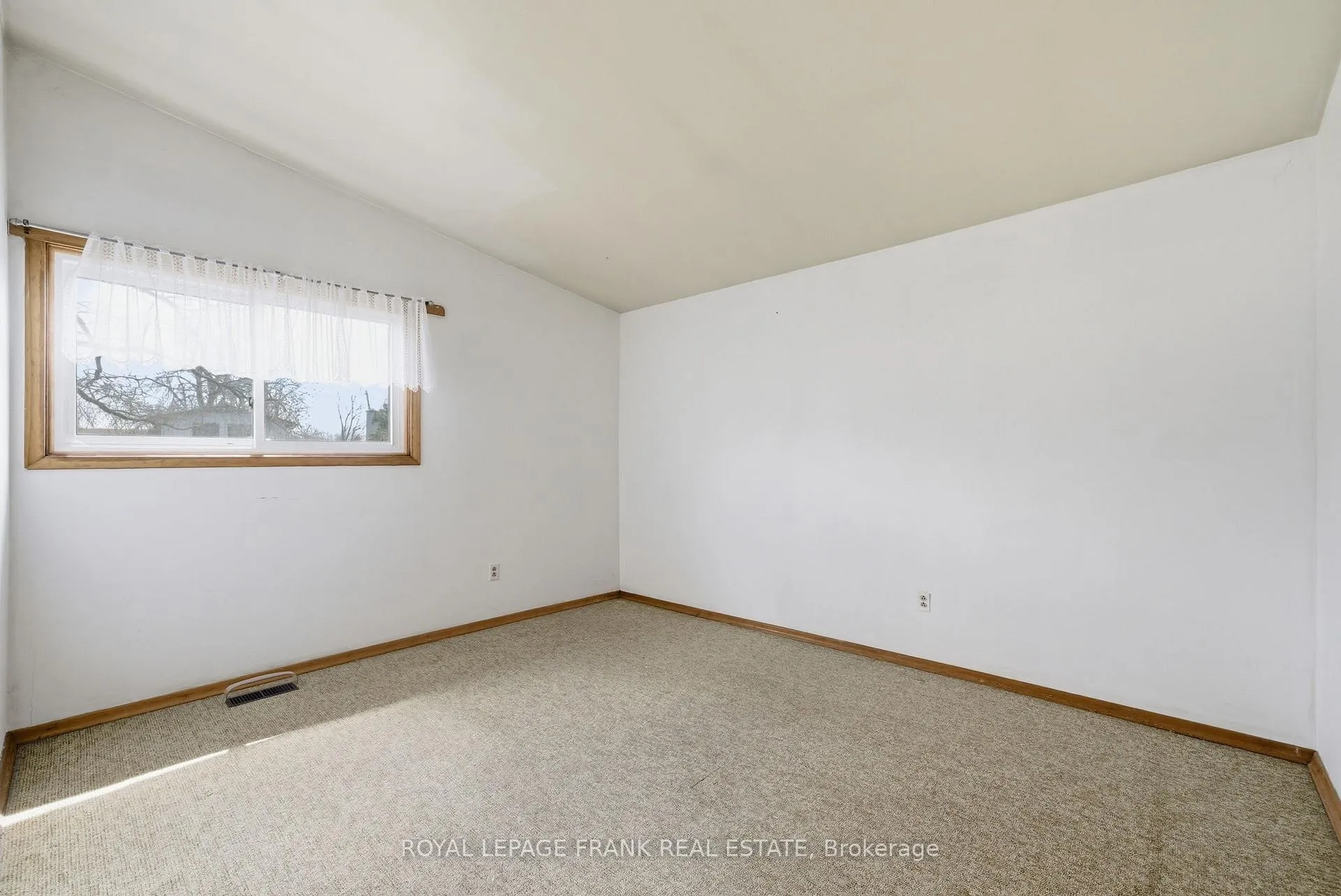 Photo 24 of 30 Maple Crescent, Kawartha Lakes, Lindsay — HOMEH