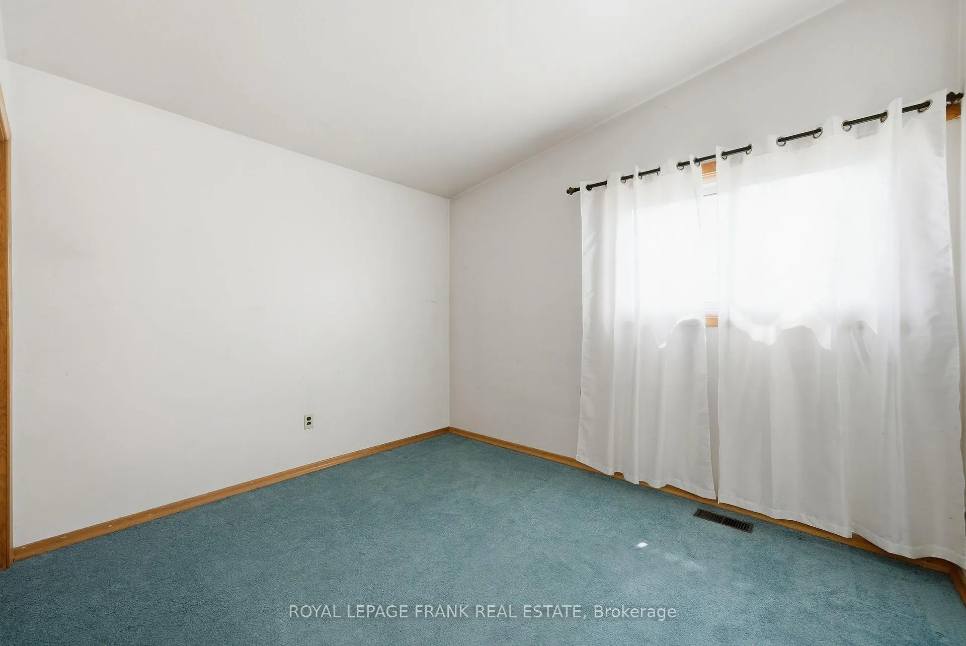 Photo 26 of 30 Maple Crescent, Kawartha Lakes, Lindsay — HOMEH