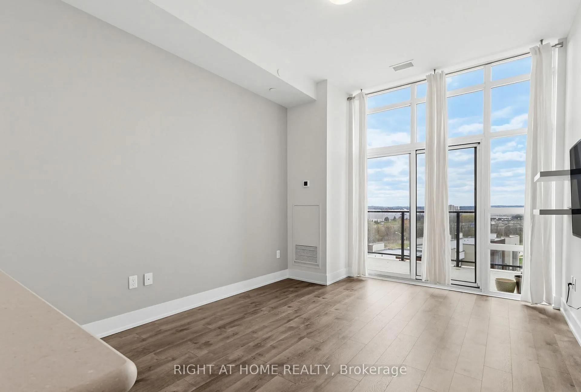 Photo 3 of Unit 623, 101 Shoreview Place, Hamilton, Lakeshore — HOMEH